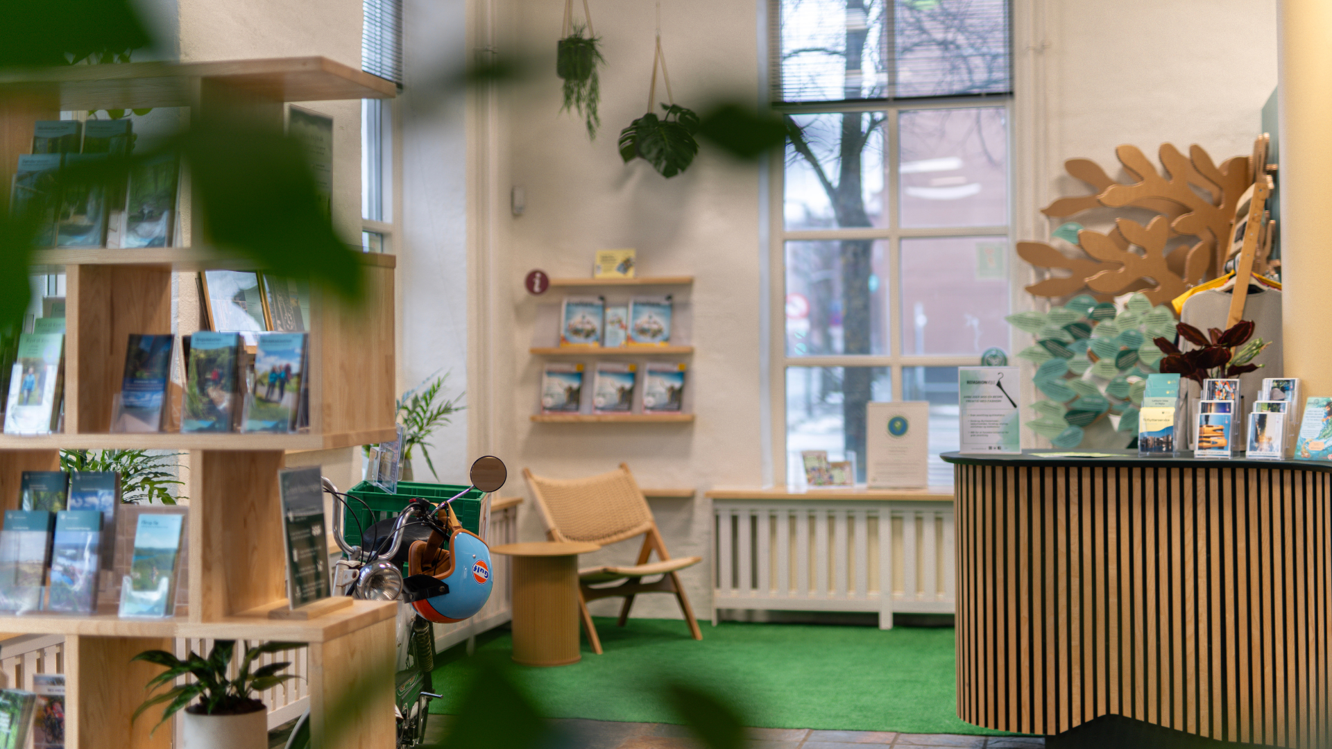 Et kig ind i det grønne område hos VisitVejle turistkontoret i Vejle by