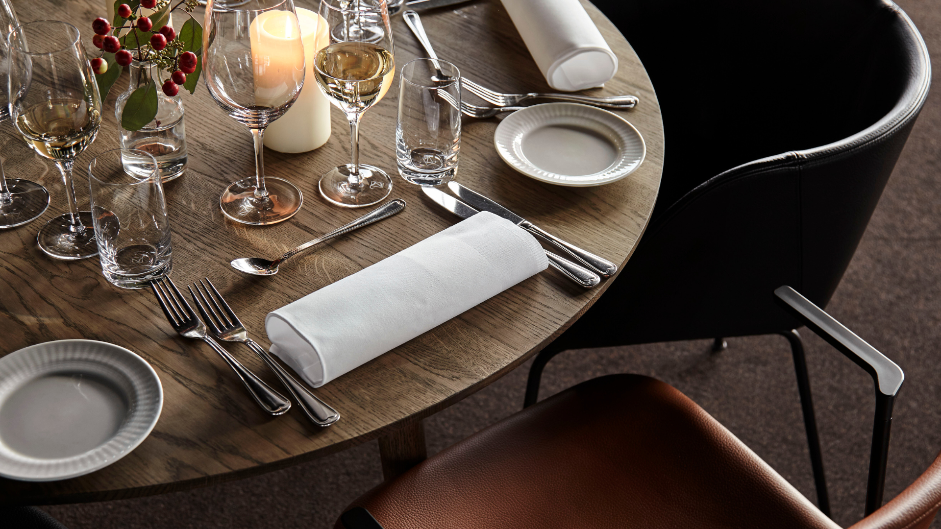 Dækket bord til middag på Comwell Kellers Park ved Vejle Fjord