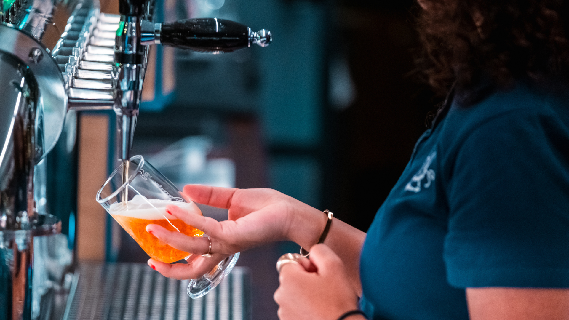 Pouring beer at the bar in Paladspassagen Social Dining in Vejle city centre