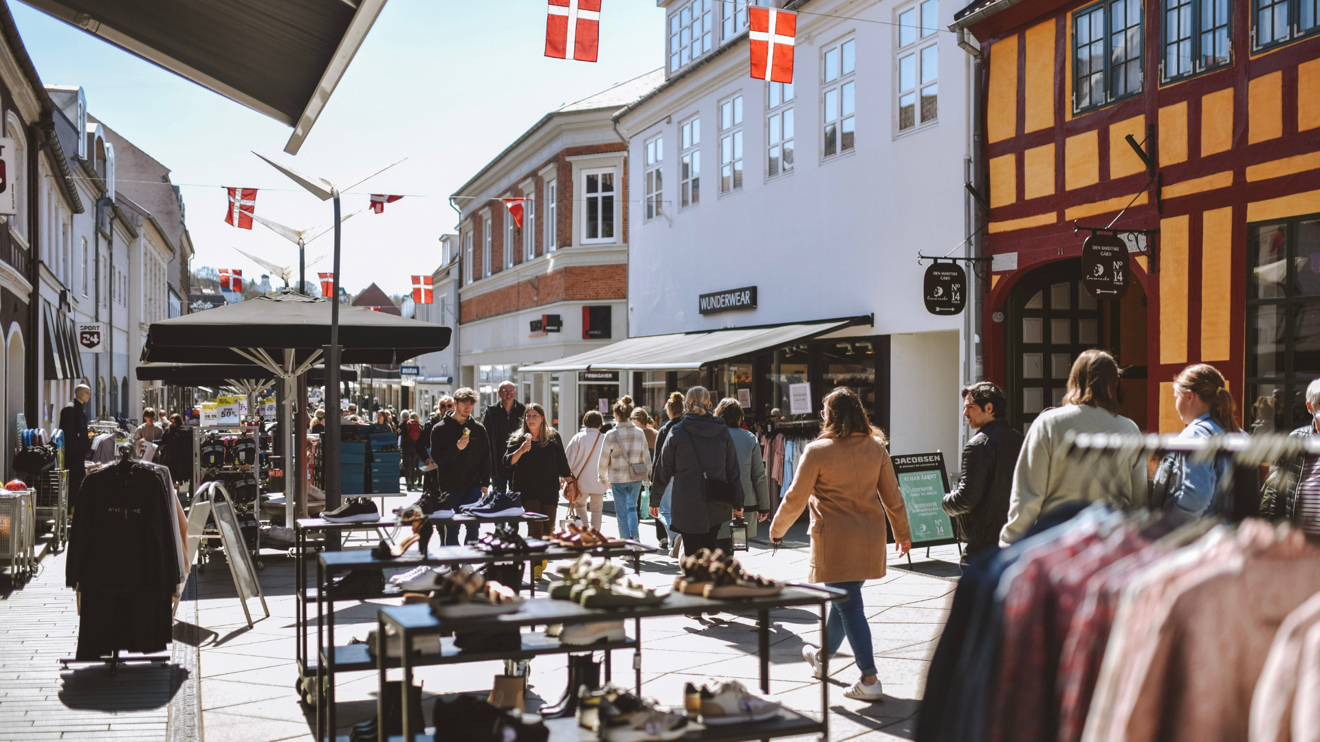 Kultunat i Vejle midtby med flag i gaden en forårsdag