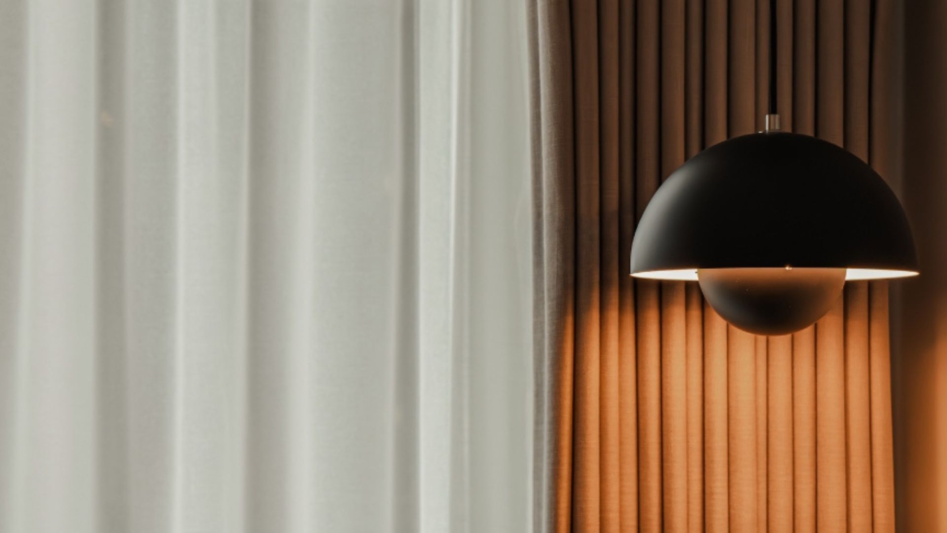 Indretningsdetalje med lampe og gardiner