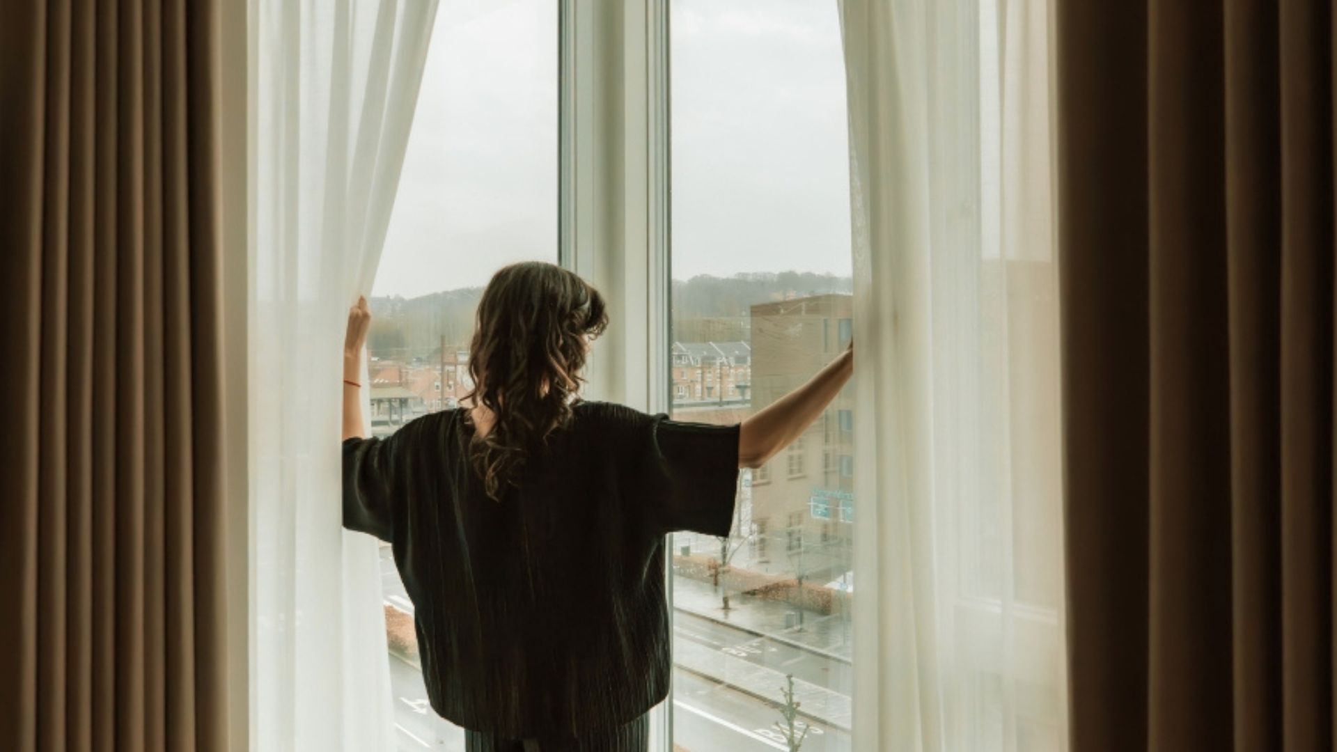 Udsigt fra værelse med gæst ved vinduet