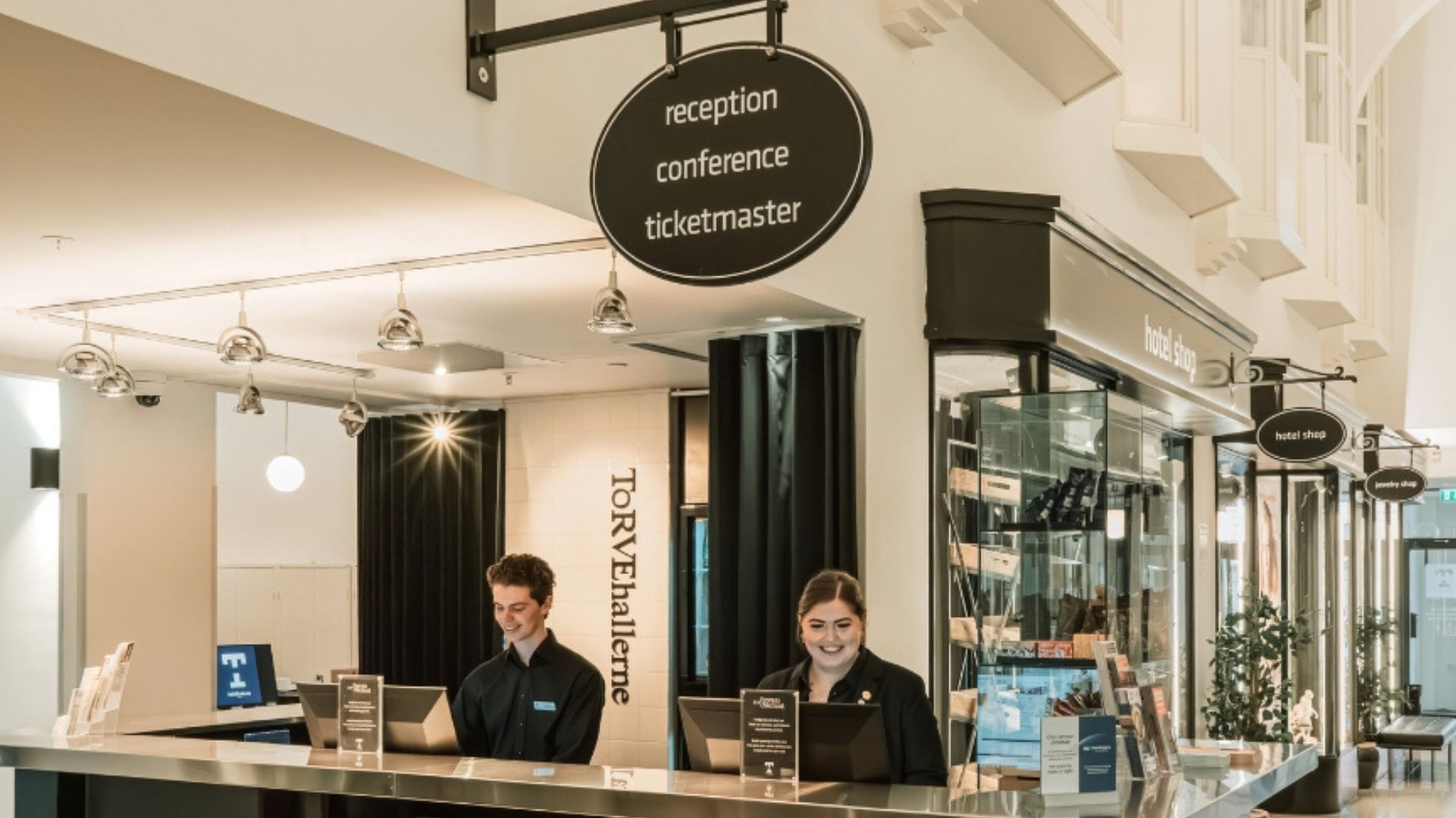 Hotellets reception og velkomstområde