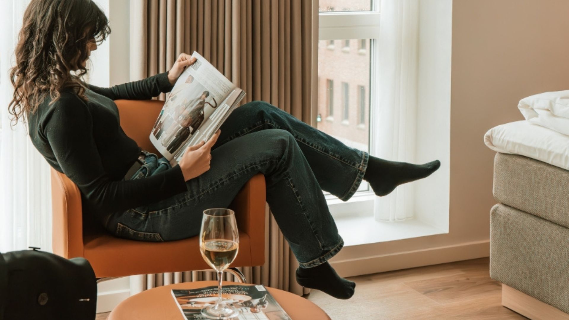 Gæst slapper af i lænestol med udsigt