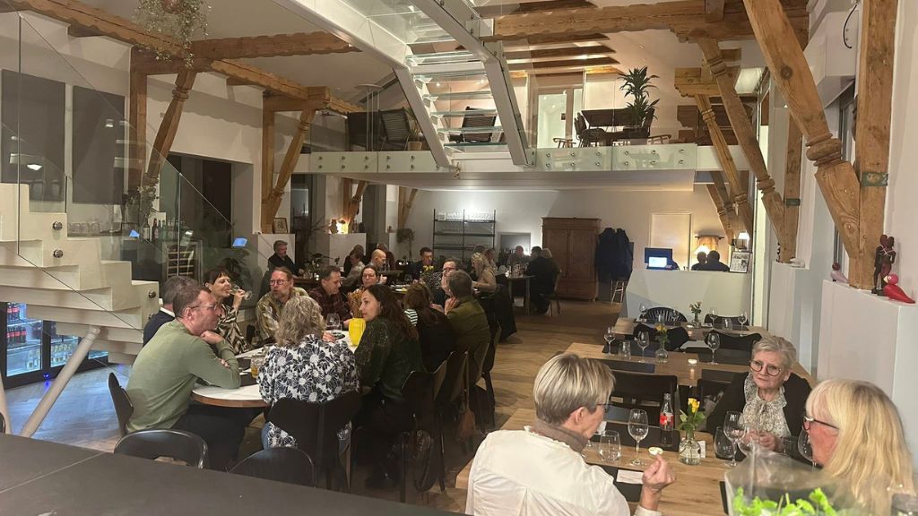 Dining guests at Kalkbrænderiet