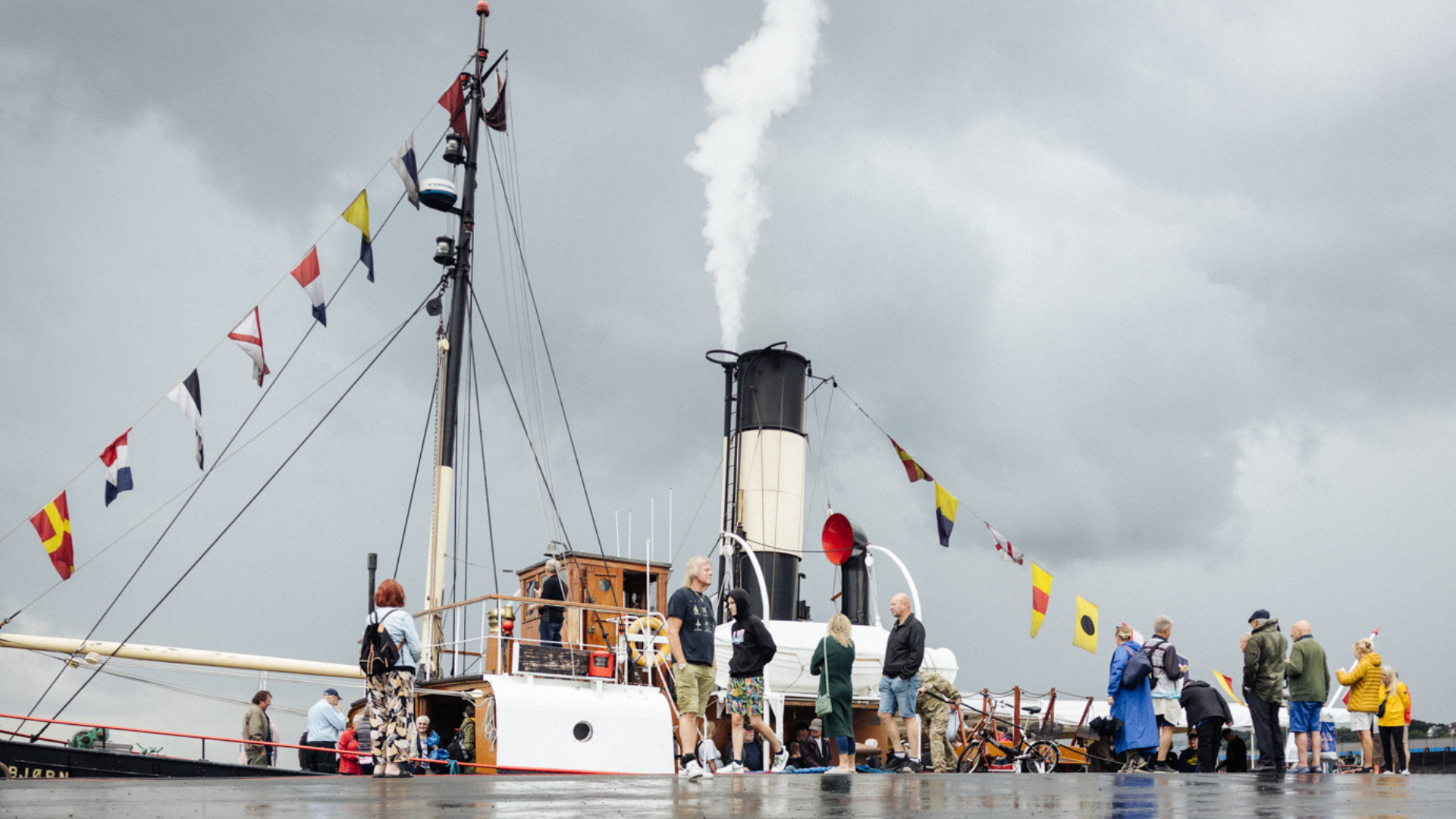 Dampfschiff mit Flaggen beim Vejle Fjordfestival 2023
