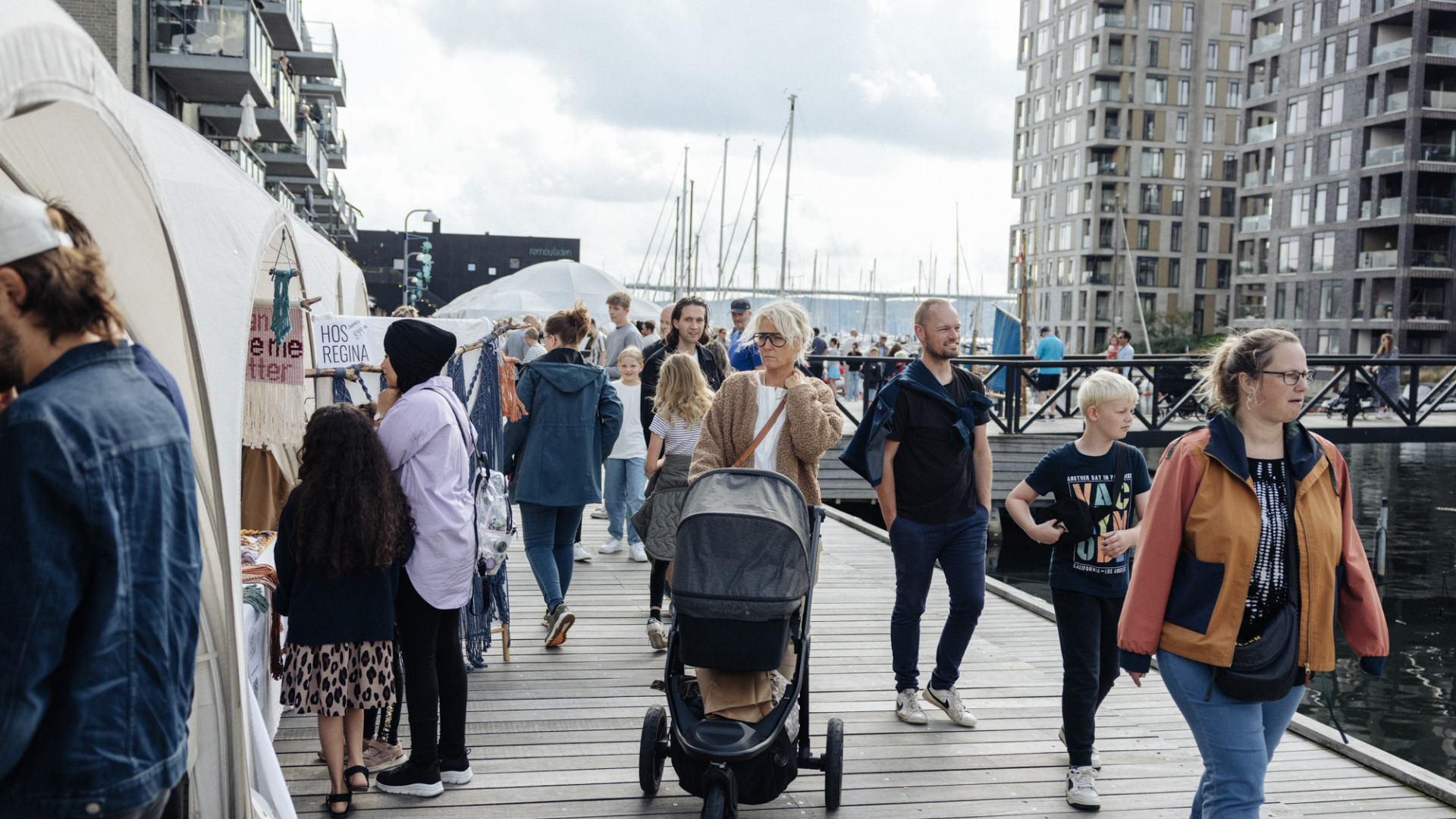 Stände an der Hafenfront in Vejle beim Vejle Fjordfestival