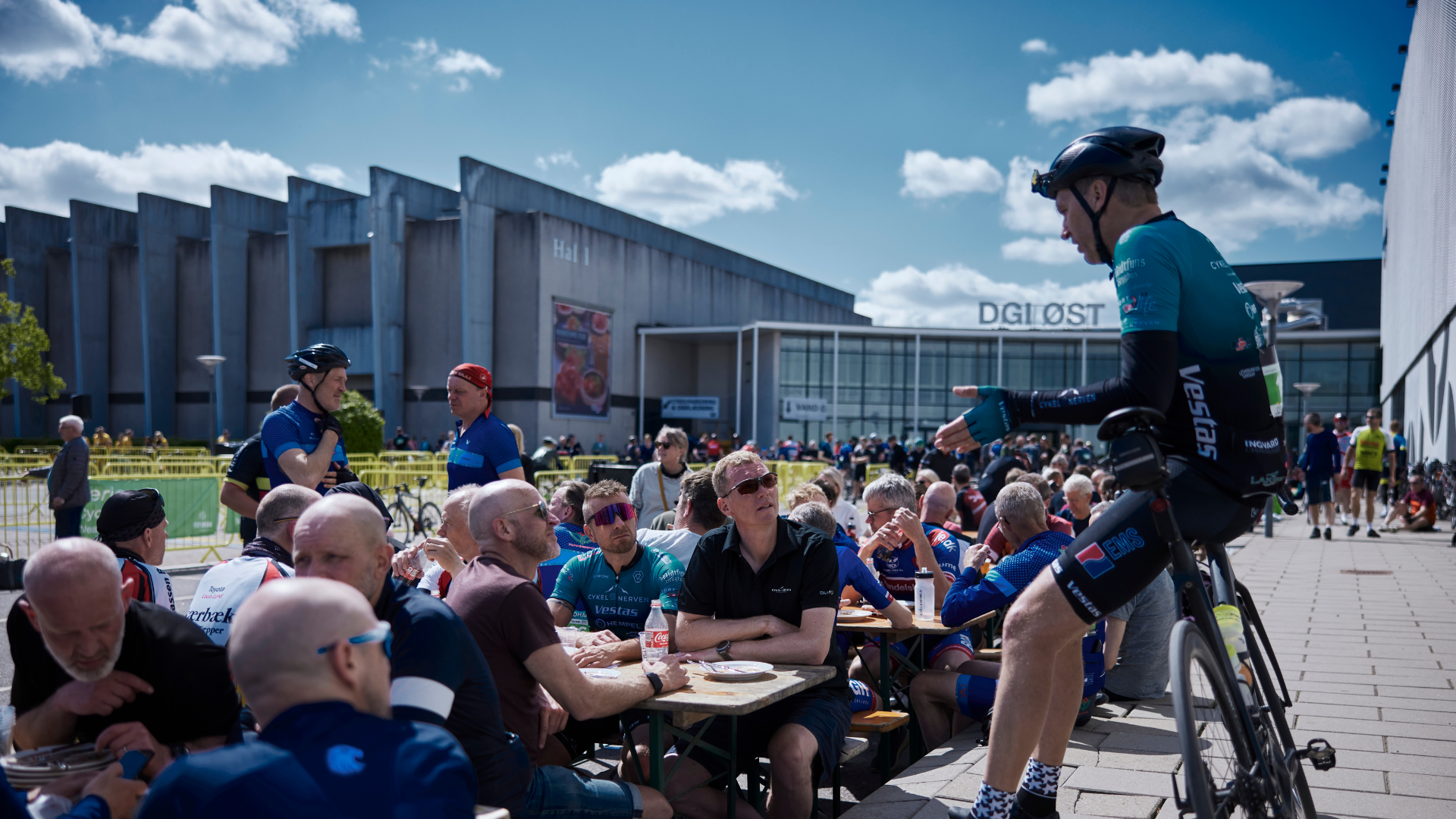 Cyklister slapper af efter Grejsdalsløbet i Vejle by ved DGI Huset