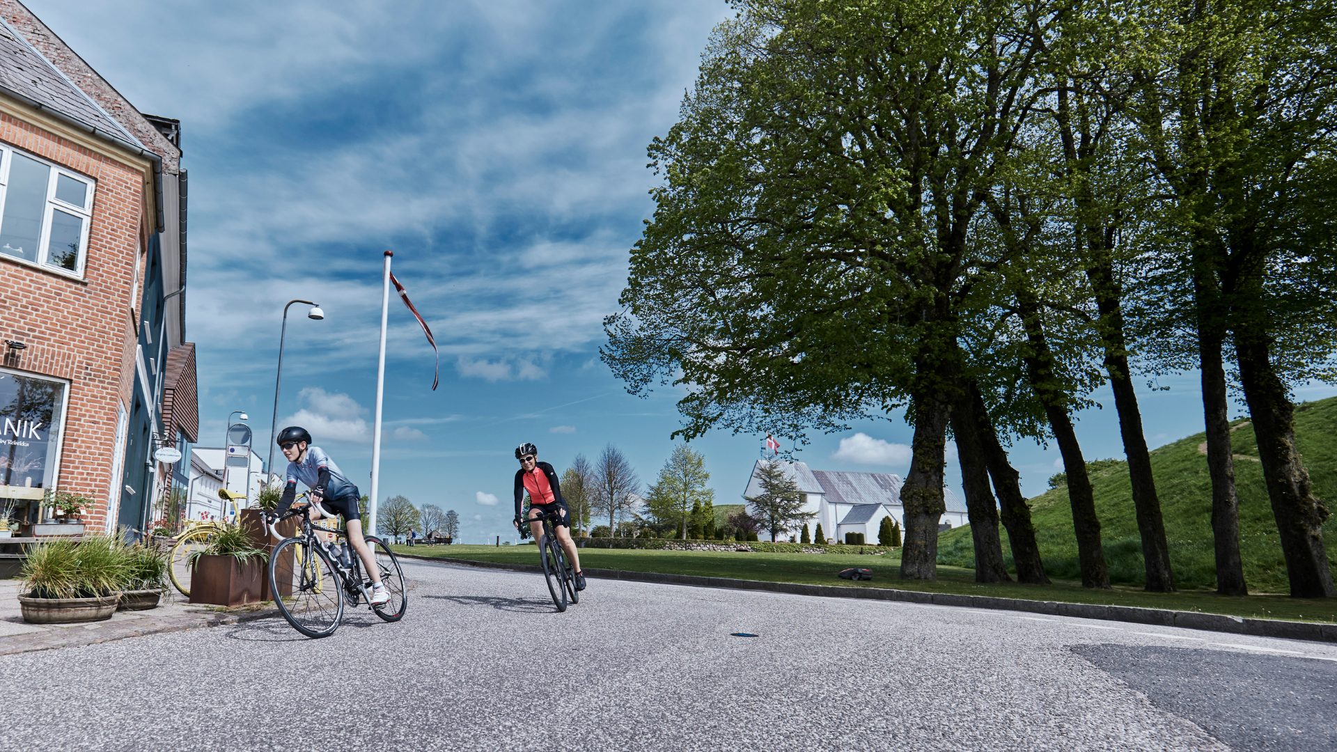 Cyklister cykler gennem Jelling til cykelløbet Grejsdalsløbet