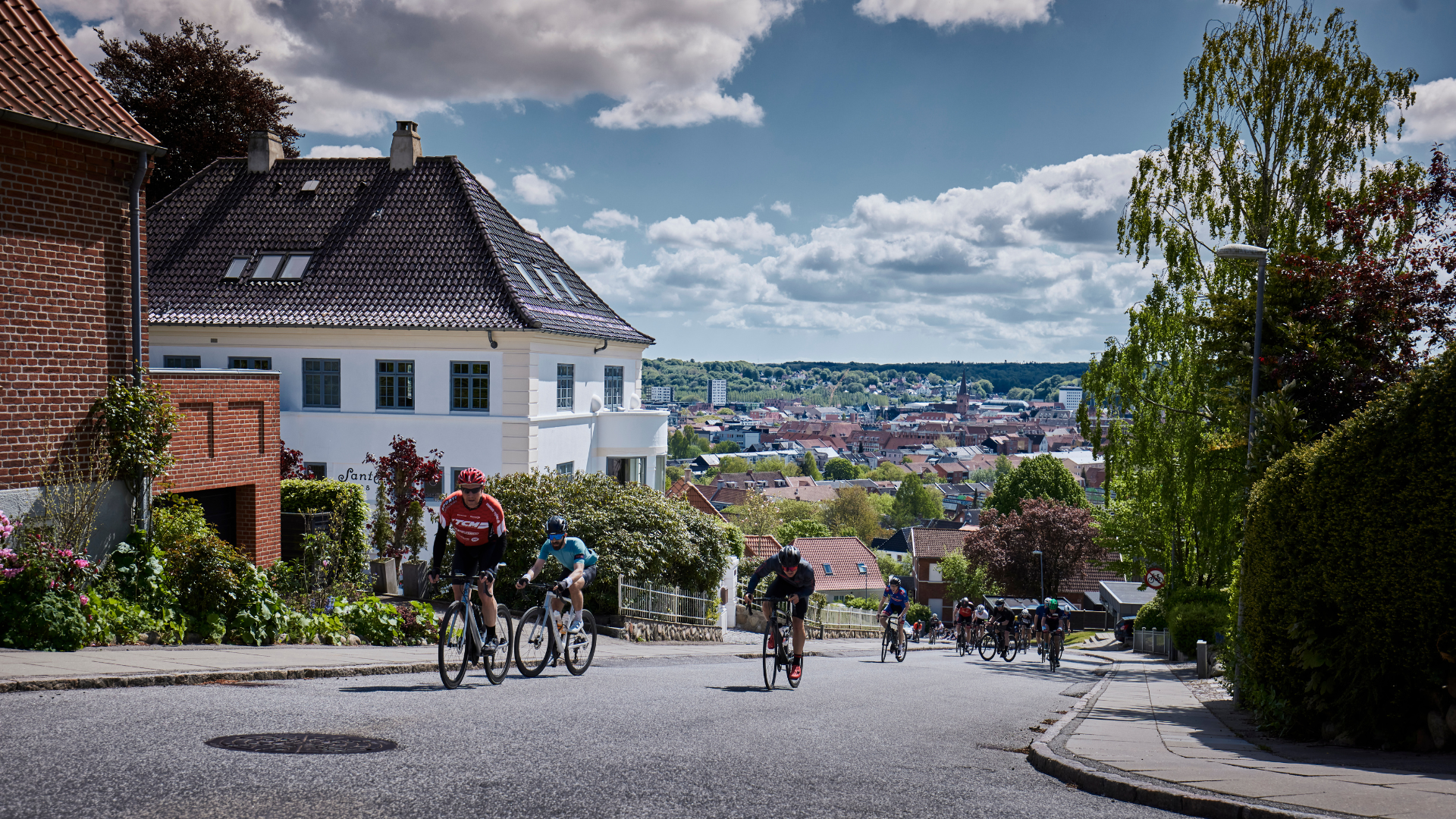 På vej op af bakke i Vejle by til cykelløbet Grejsdalsløbet