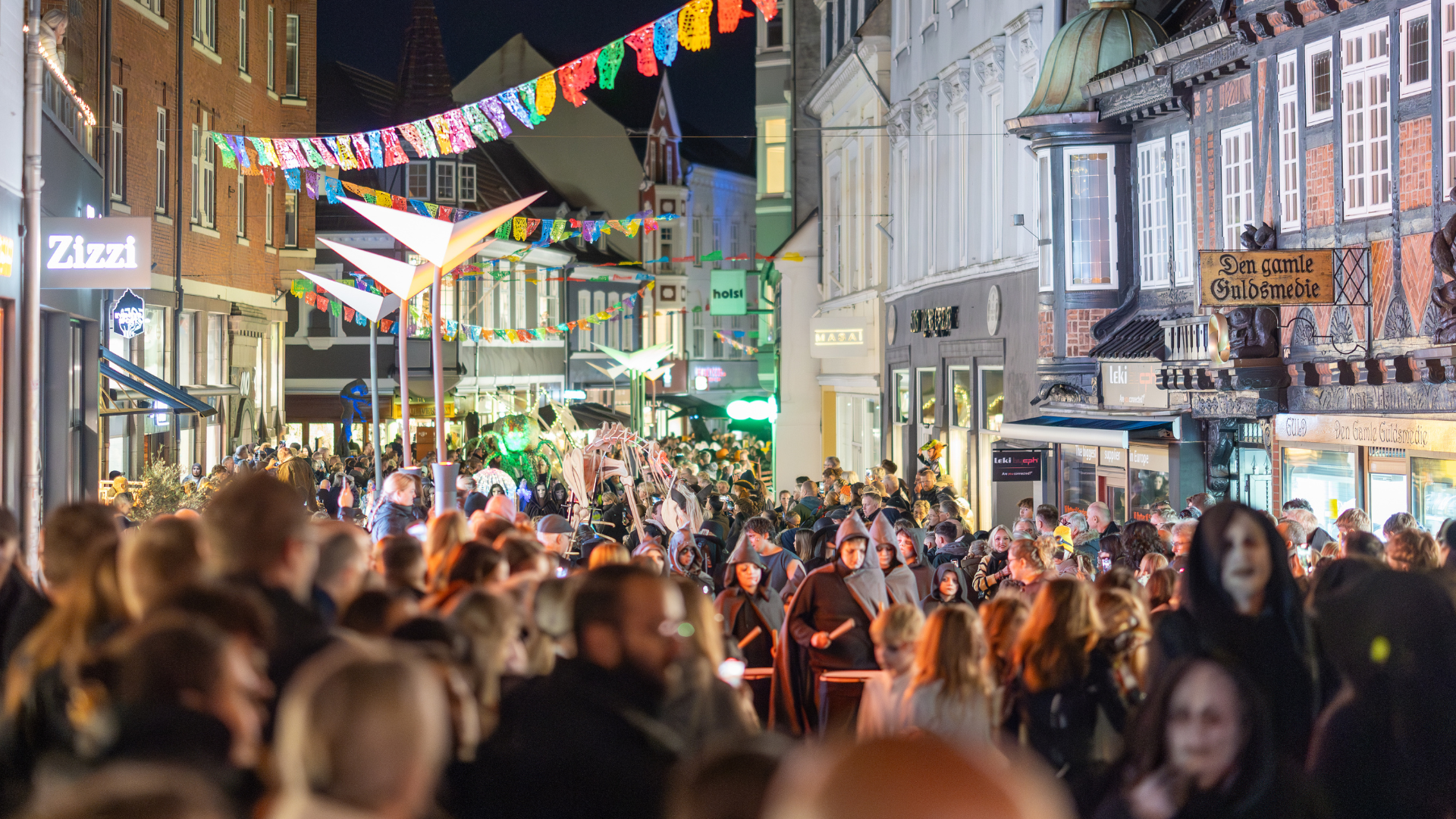 Many people at the popular Halloween parade in Vejle’s pedestrian street