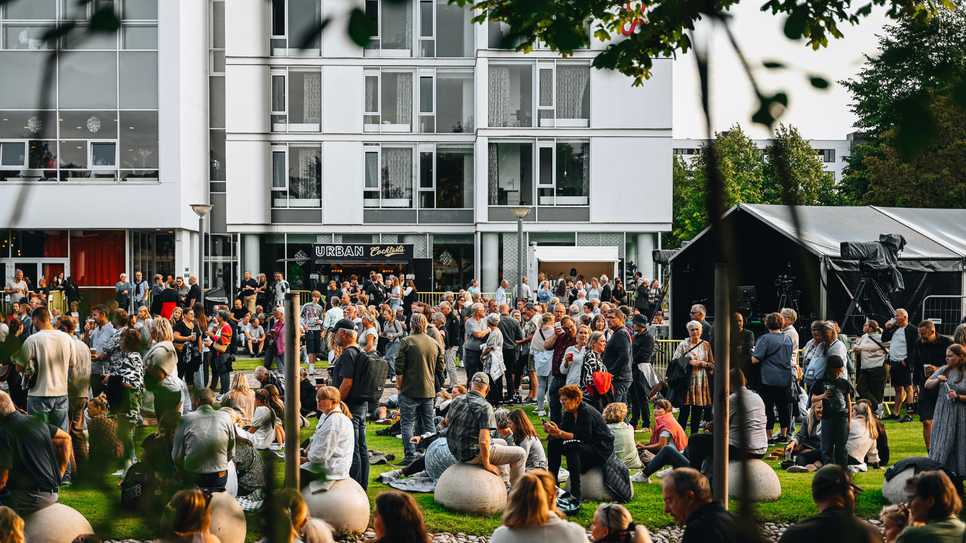 Guests on the lawn before the Rock i Byparken concert