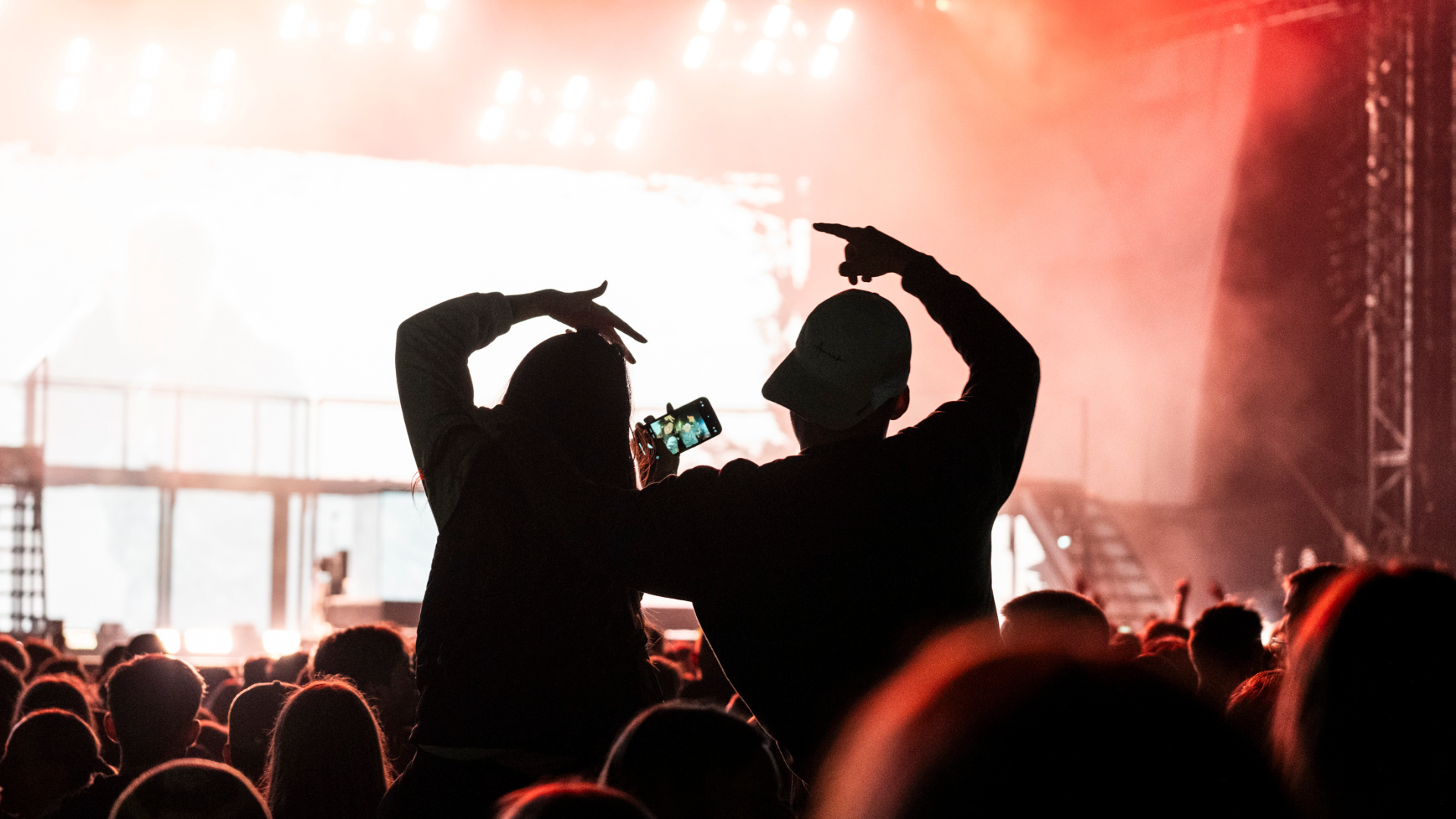 Unge mennsker til Jelling Musikfestival under en koncert