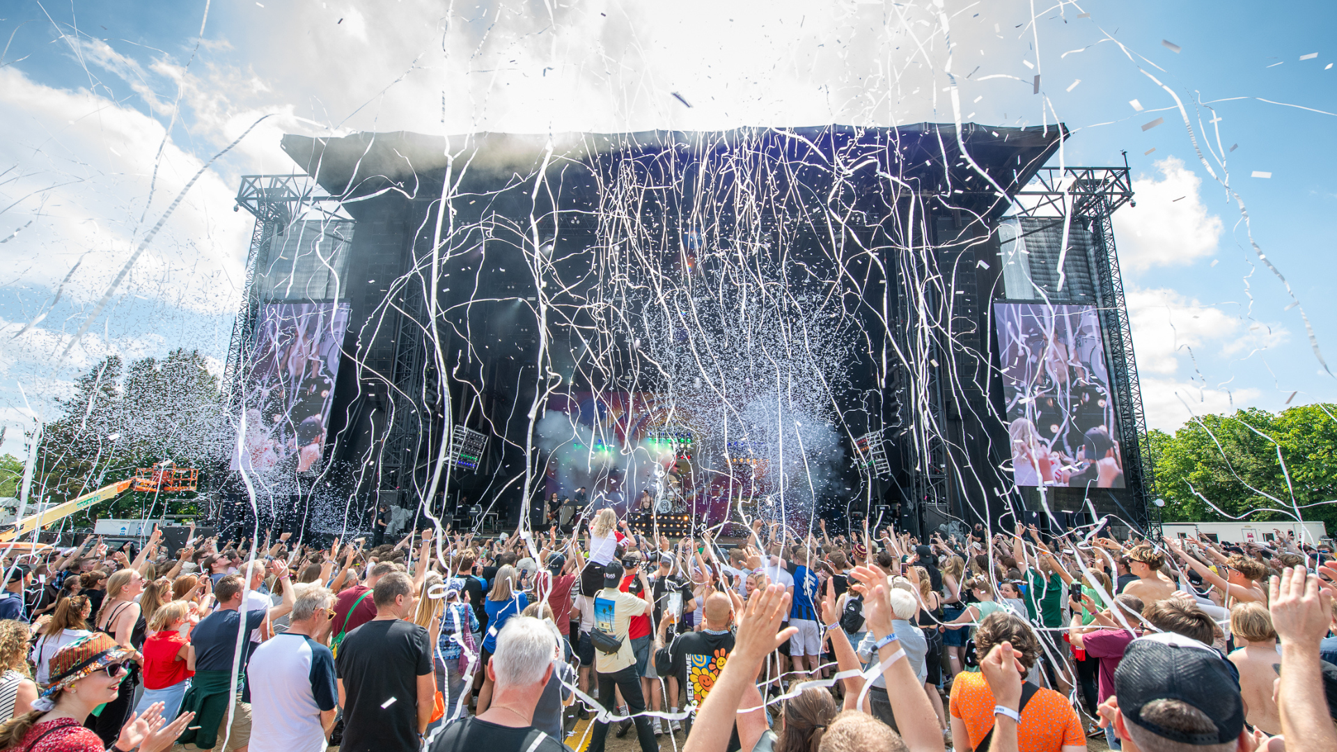 Konfetti udover scene og festivalgæster til Jelling Musikfesitval