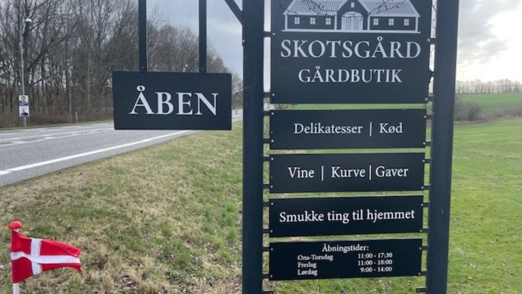 Road sign to Skotsgaard Farm Shop