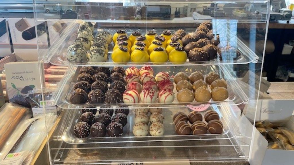 Skotsgaard Farm Shop. Cake display with truffles