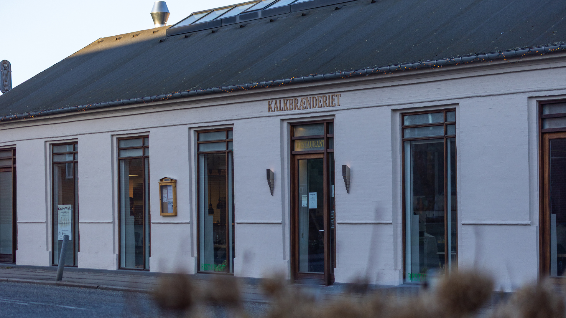 Restauranten Kalkbrænderiet i Vejle med sin hvide bygning