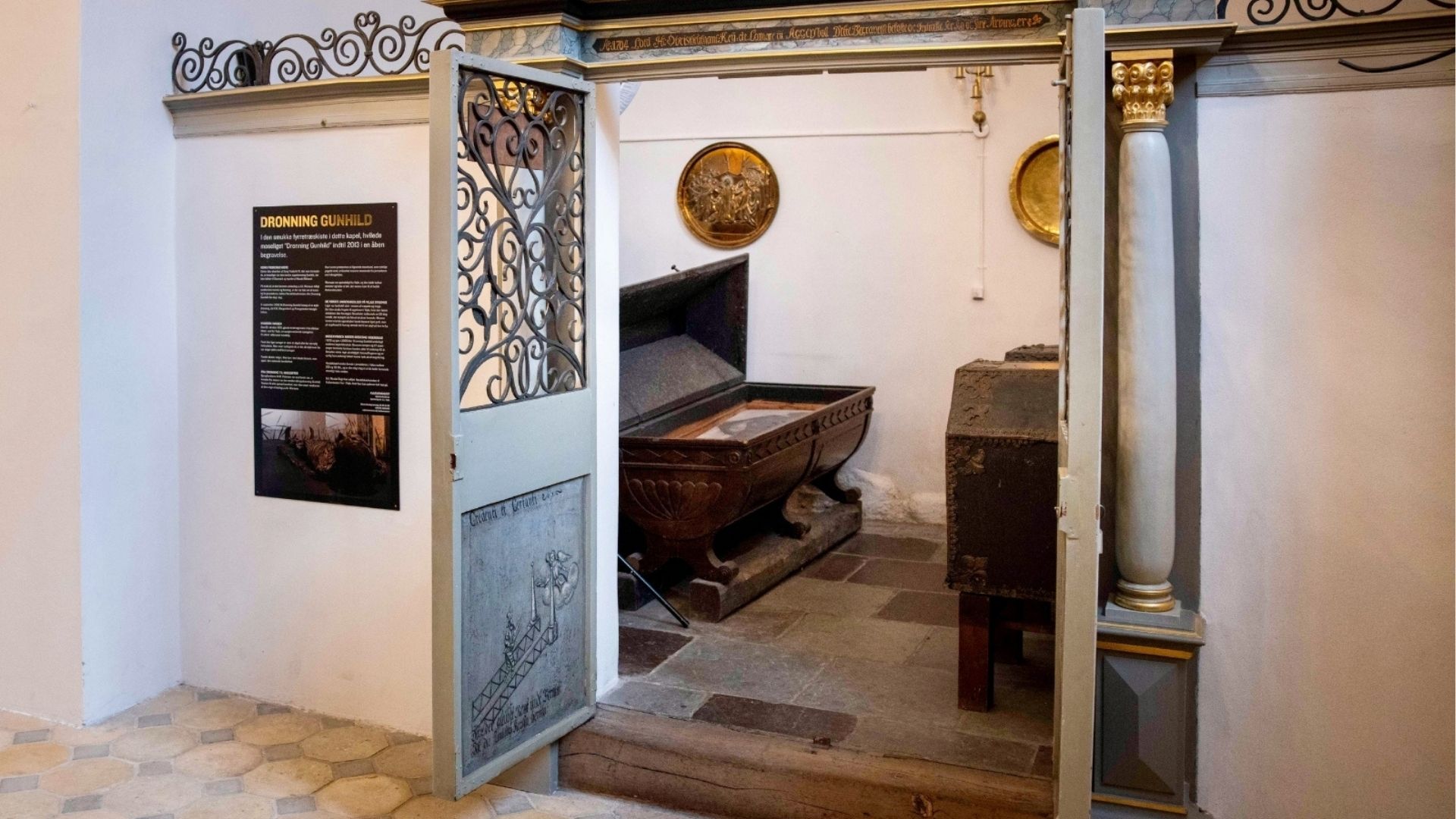 Burial site inside Sankt Nicolai Church, which includes, among other things, an open coffin with a photostat of the bog body “Queen Gunhild.”