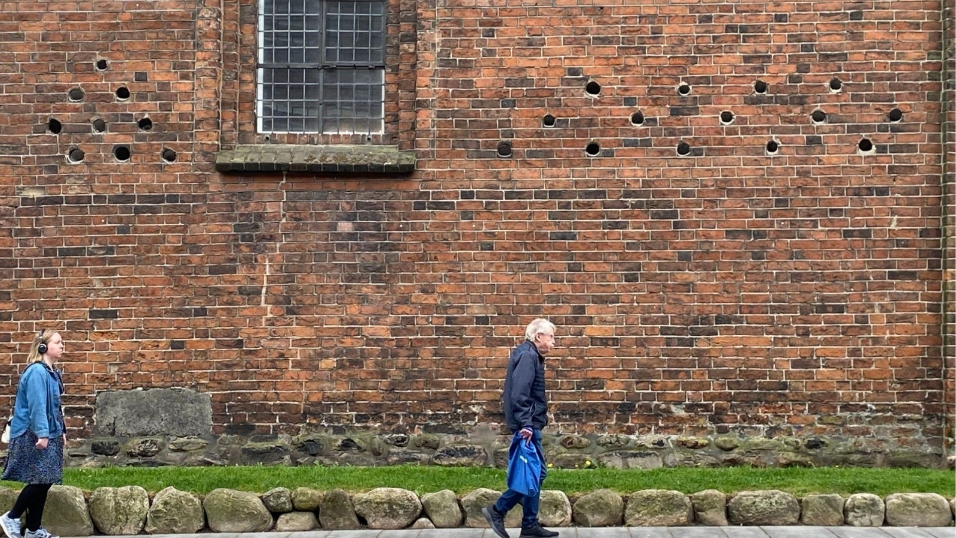 On the north side of Sankt Nicolai Church, 23 skulls can be seen in the wall.