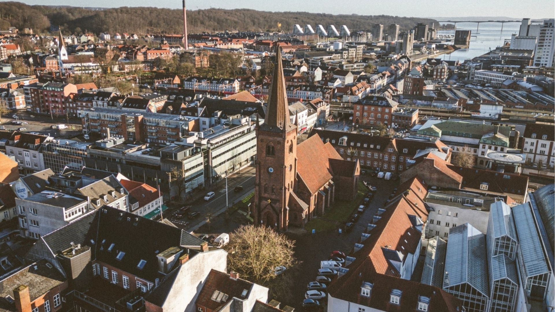 Dronebillede over Sankt Nicolai Kirke og Vejle Midtby