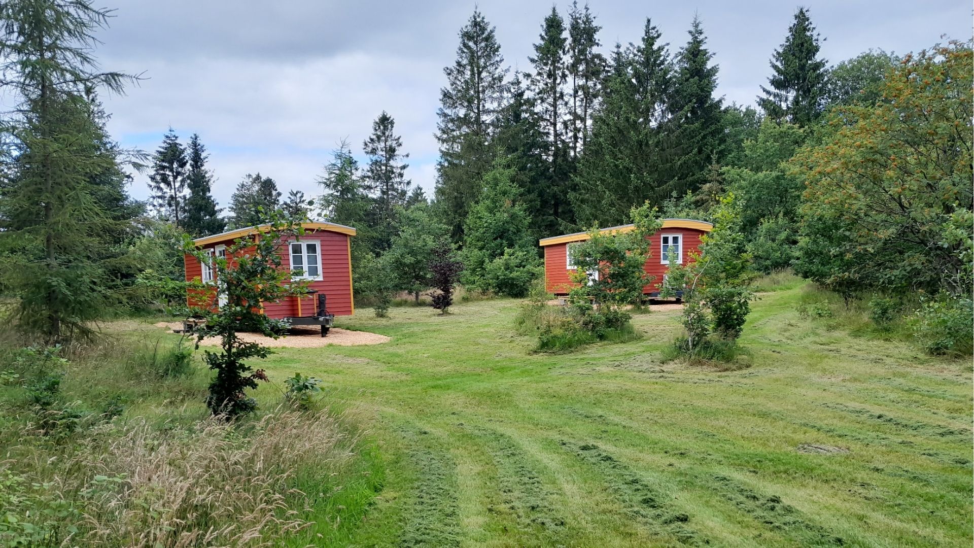 Zwei Hütten bei Horsbjerg Natur in Give, von außen gesehen