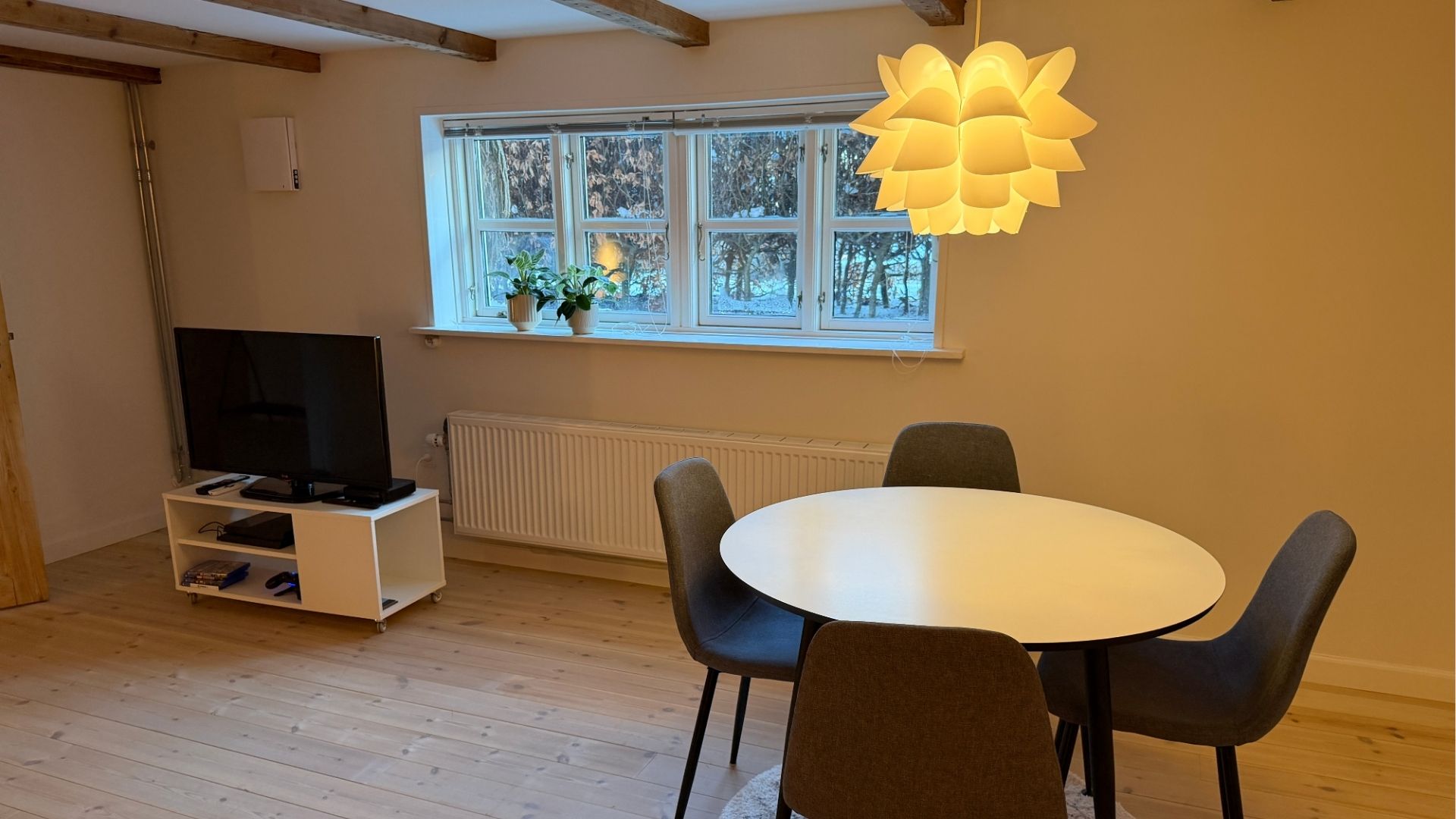 Stuen med spiseplads hos Villa Fuga
