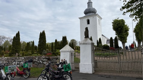 På tur med Knallertsjov ved Nørup Kirke