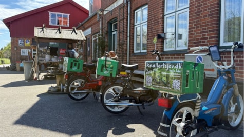 På tur med Knallertsjov ved Bindeballe Købmandsgård
