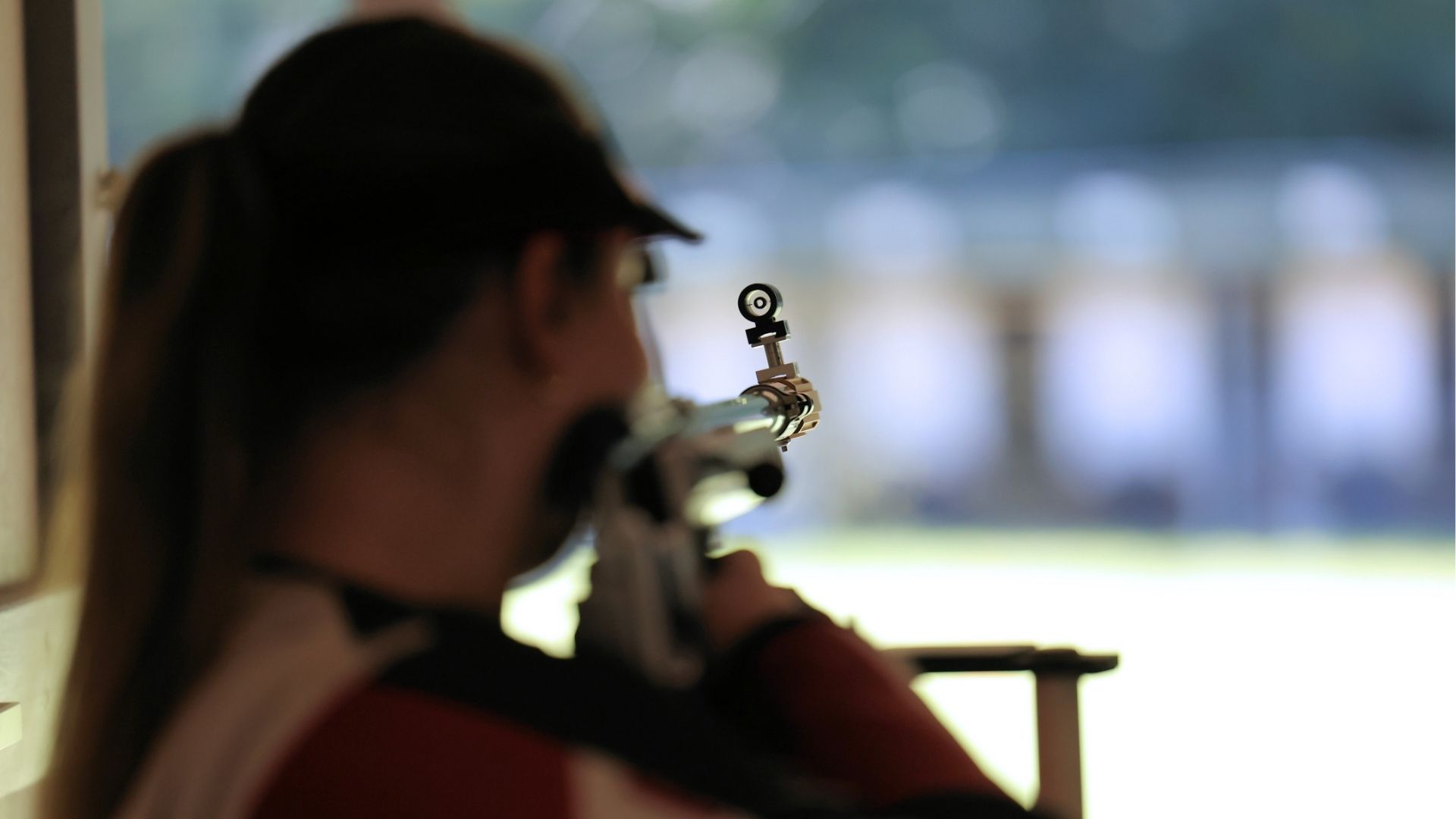 Eine Person bei einem Biathlon-Schießevent bei Vingsted Skydebaner in der Nähe von Vejle