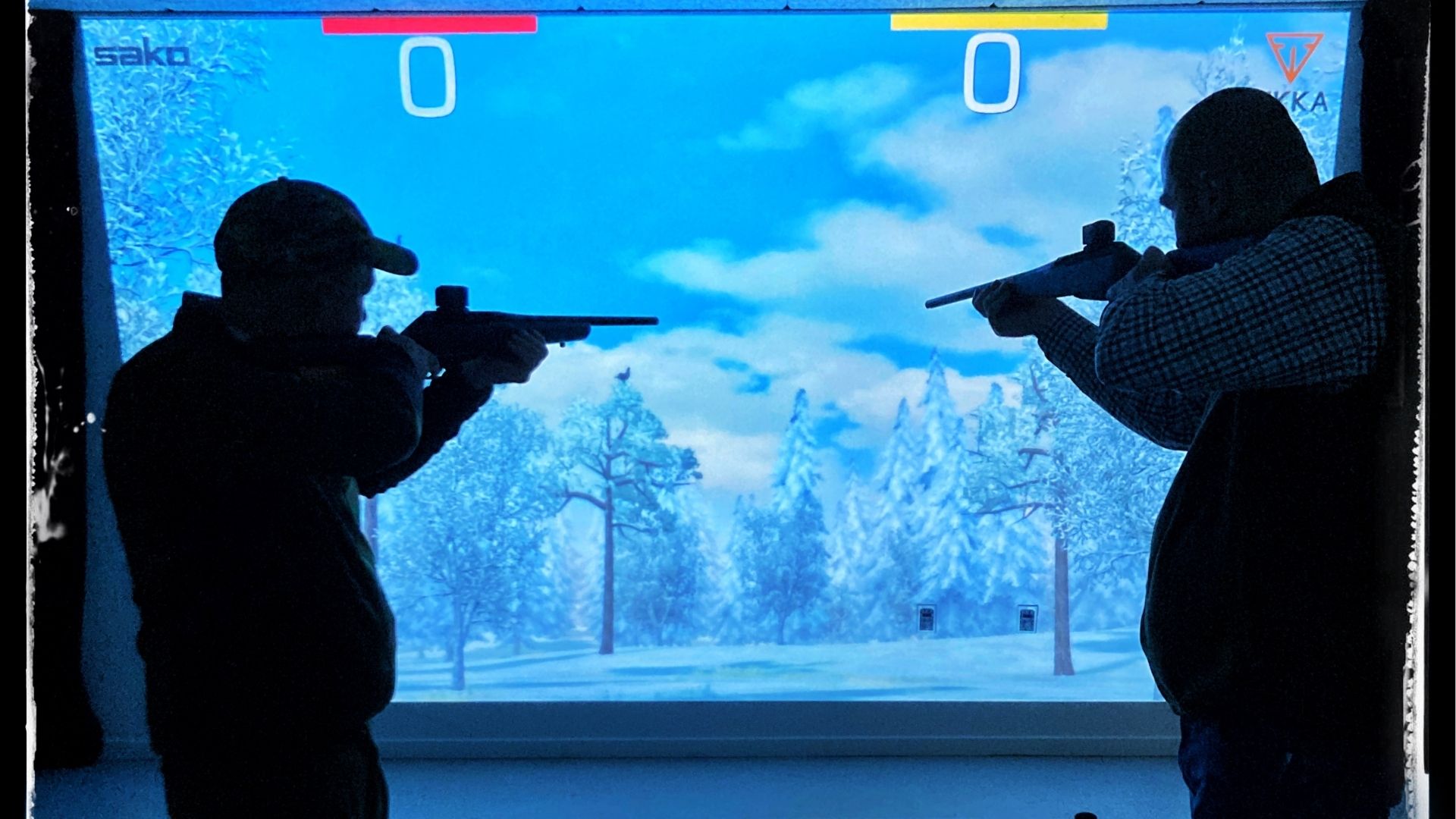 Zwei Personen in einem Schießsimulator mit Jagdszene bei Vingsted Skydebaner in der Nähe von Vejle