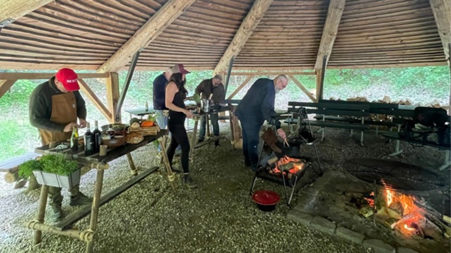 Personen bei einer Grillveranstaltung in einer Feuerhütte bei Vingsted Skydebaner in der Nähe von Vejle