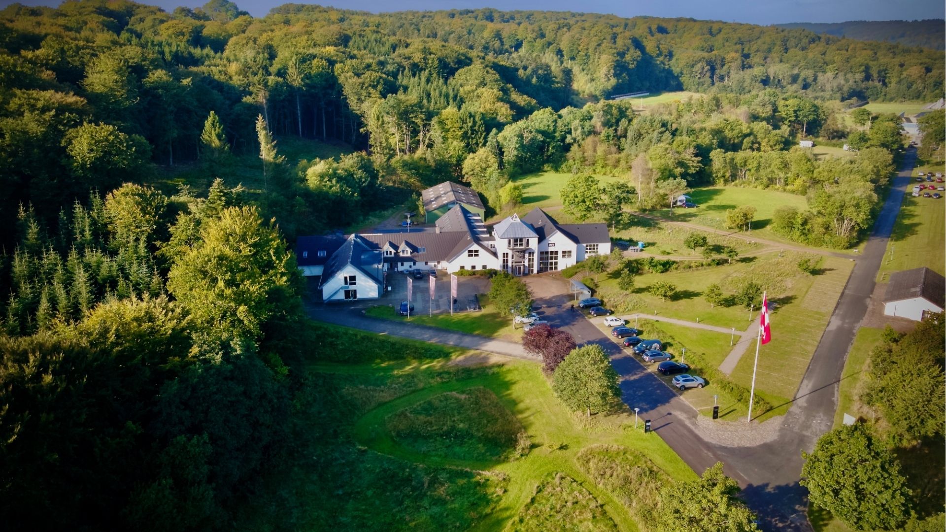 Luftaufnahme von Vingsted Skydebaner, umgeben von schöner Natur nahe Vejle