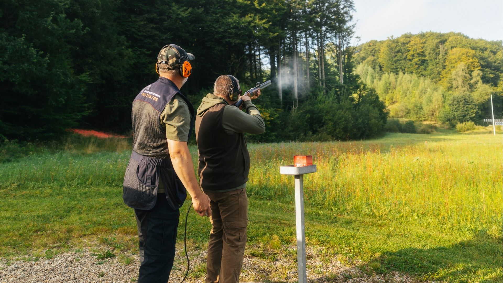 Zwei Personen beim Tontaubenschießen als Jagdtraining bei Vingsted Skydebaner in der Natur nahe Vejle