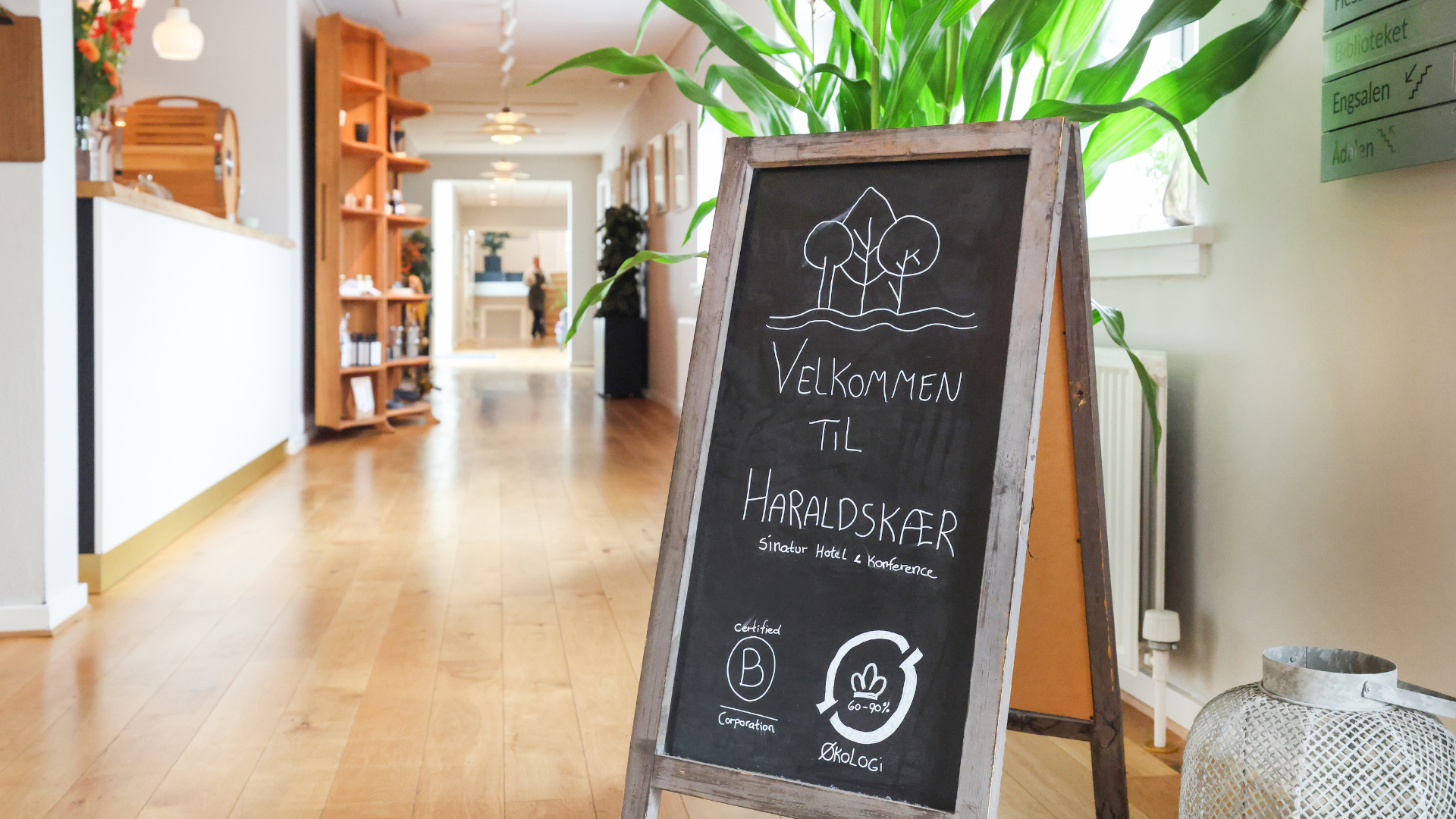 Velkommen til Haraldskær med velkomstskilt