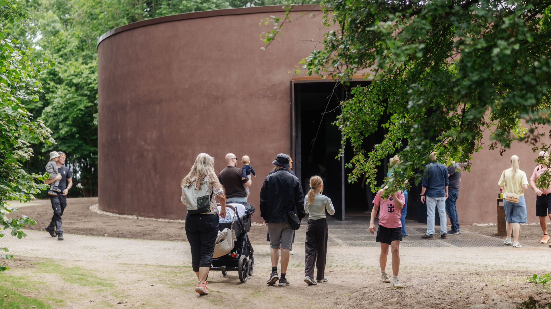 Families on their way into The World of the Egtved Girl in Egtved