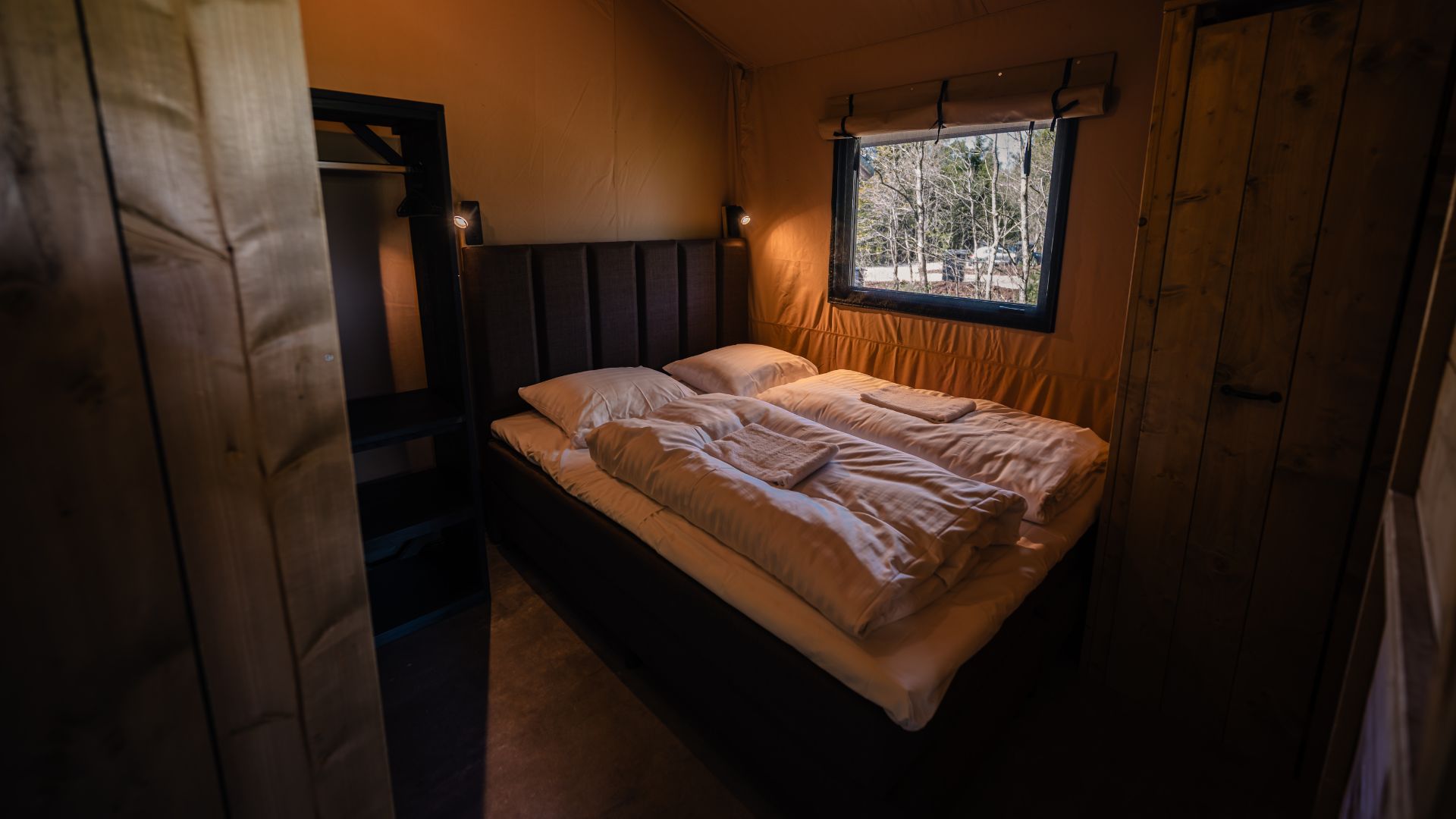 Zimmer mit Doppelbett im Safari Camp des Givskud Zoos