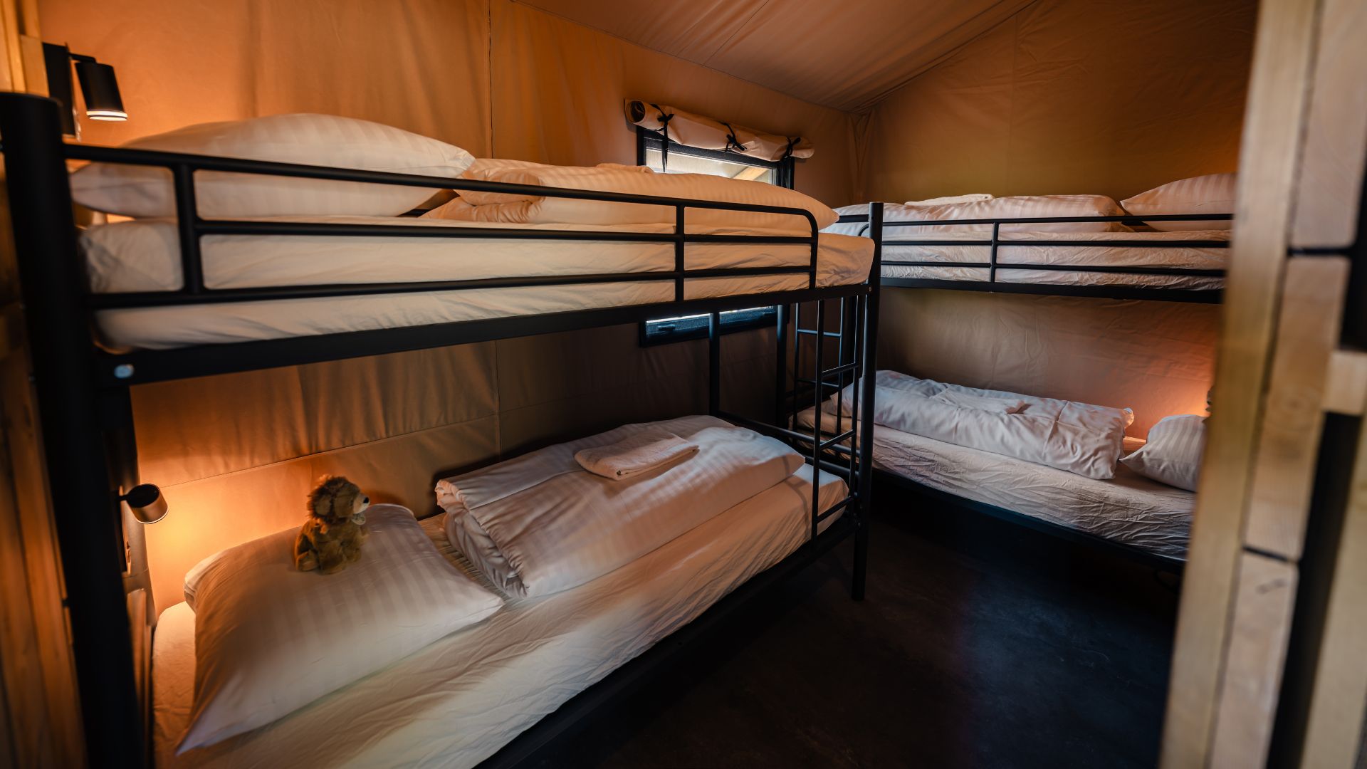 Zimmer mit Etagenbetten im Safari Camp des Givskud Zoos