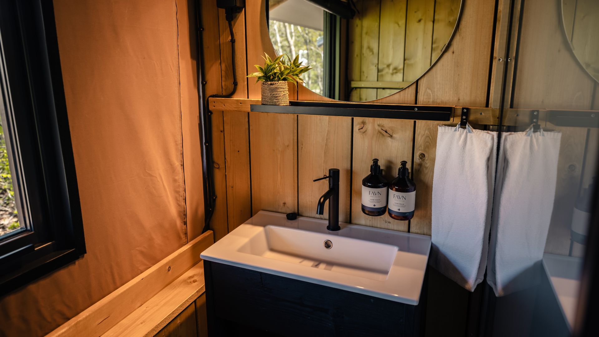 Badezimmer mit Toilette und Dusche im Safari Camp des Givskud Zoos