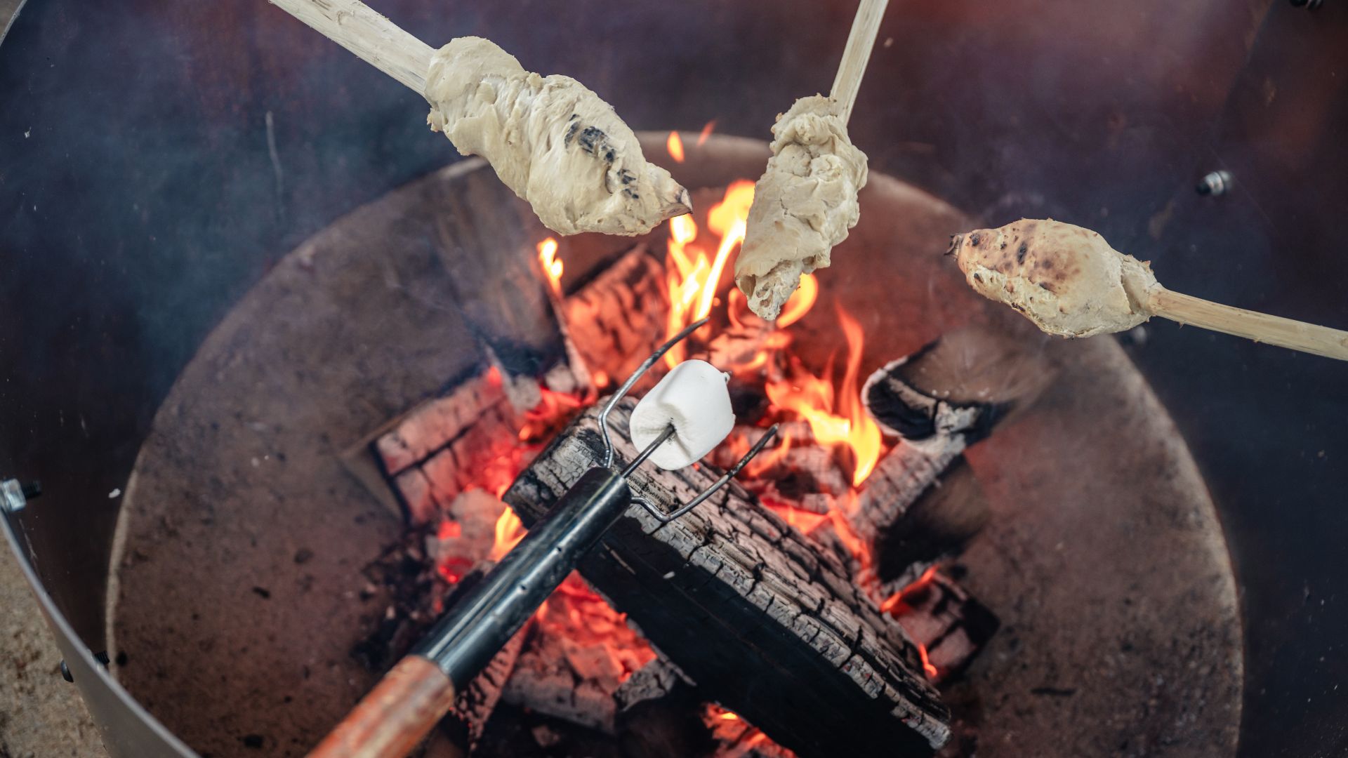Lagerfeuer-Gemütlichkeit mit Stockbrot und Marshmallows im Safari Camp des Givskud Zoos