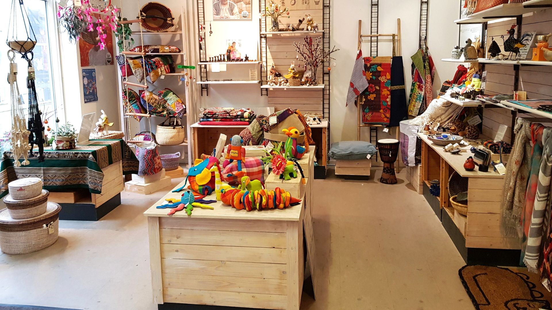 Fair Trade Butik Salam i Vejle gågade set inde fra