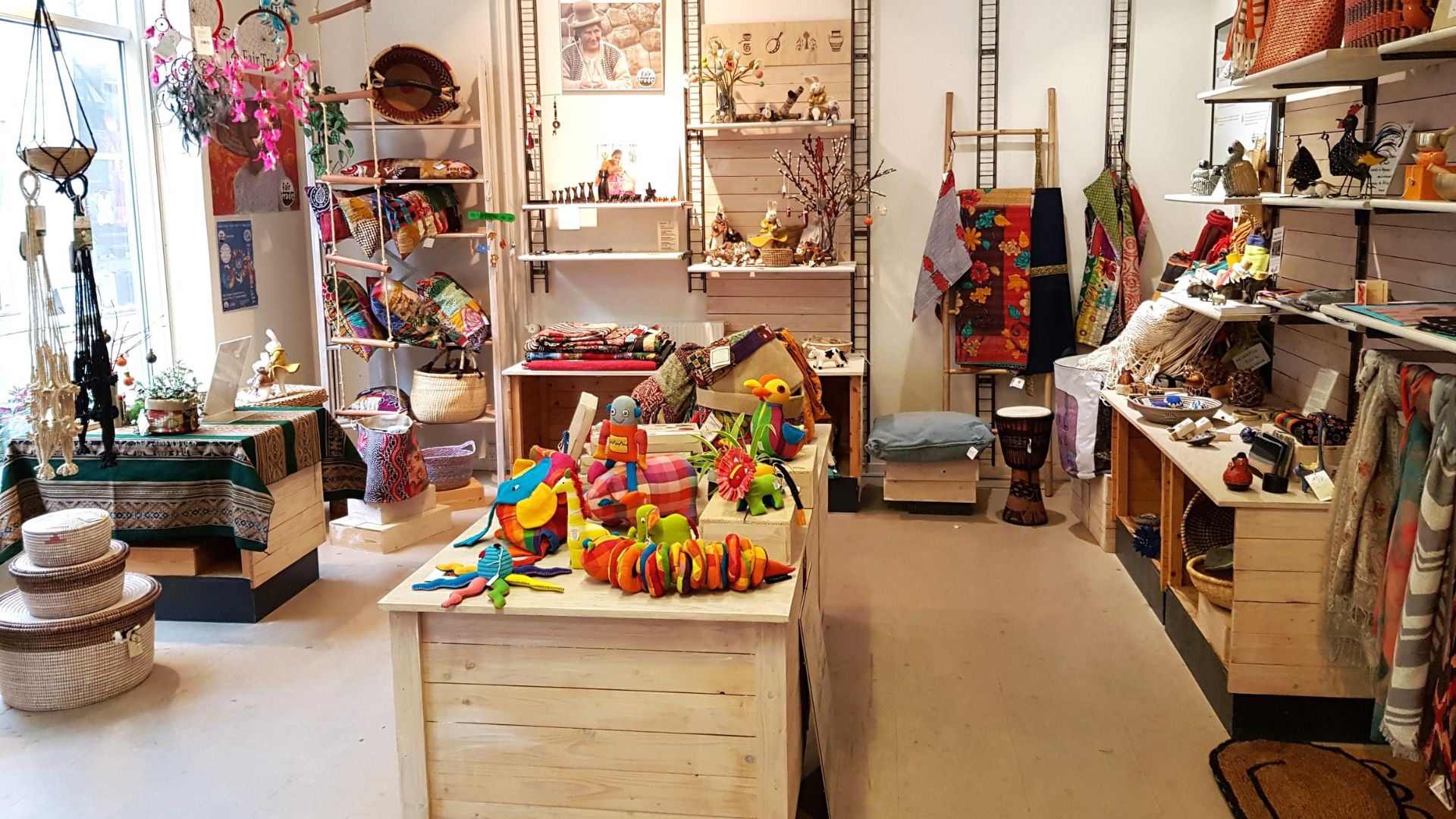 Fair Trade Butik Salam i Vejle gågade set inde fra