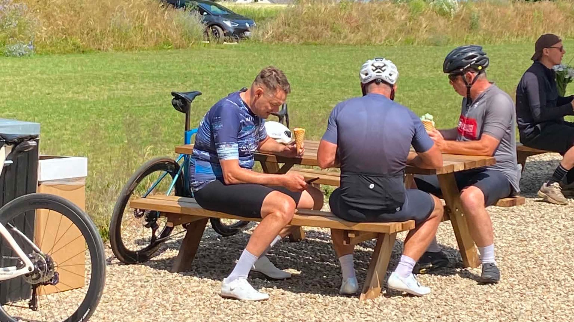 Radfahrer genießen ein Eis bei Egtvedlabyrinten nahe Vejle