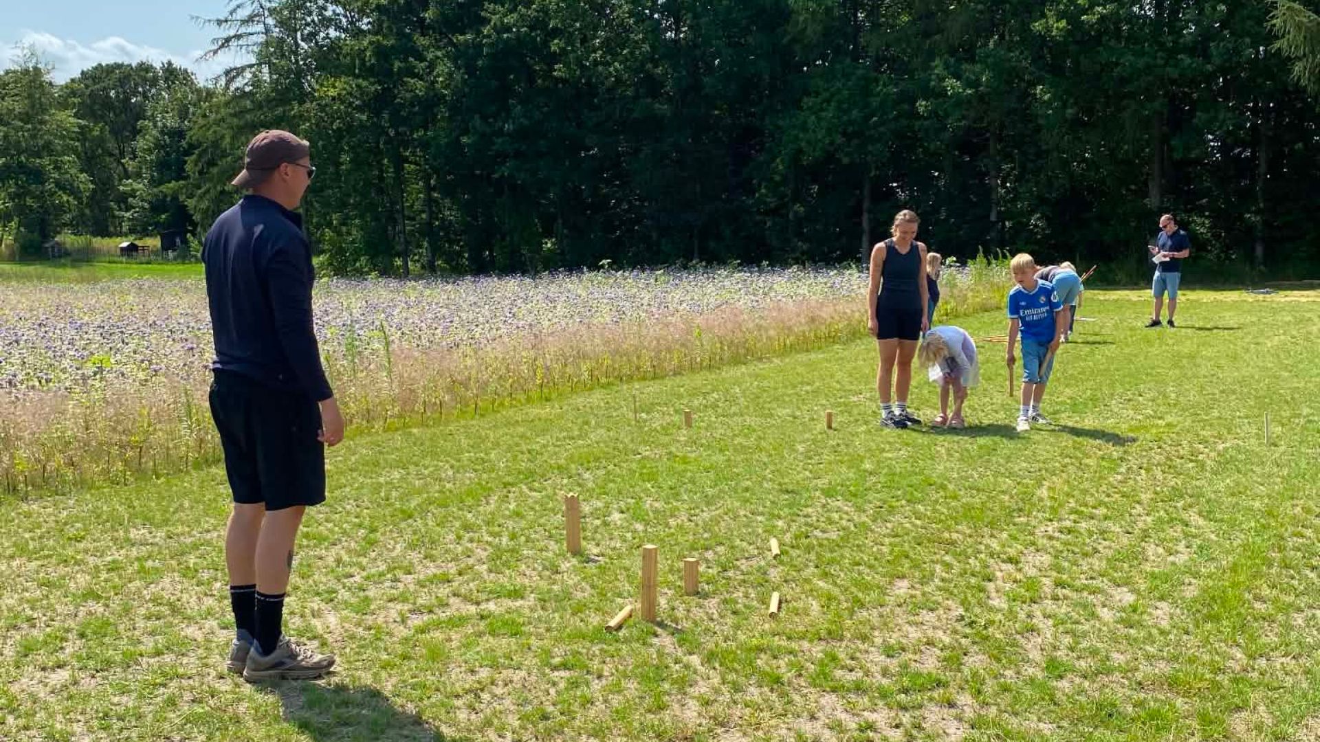 Eine Familie spielt Kubb bei Egtvedlabyrinten nahe Vejle