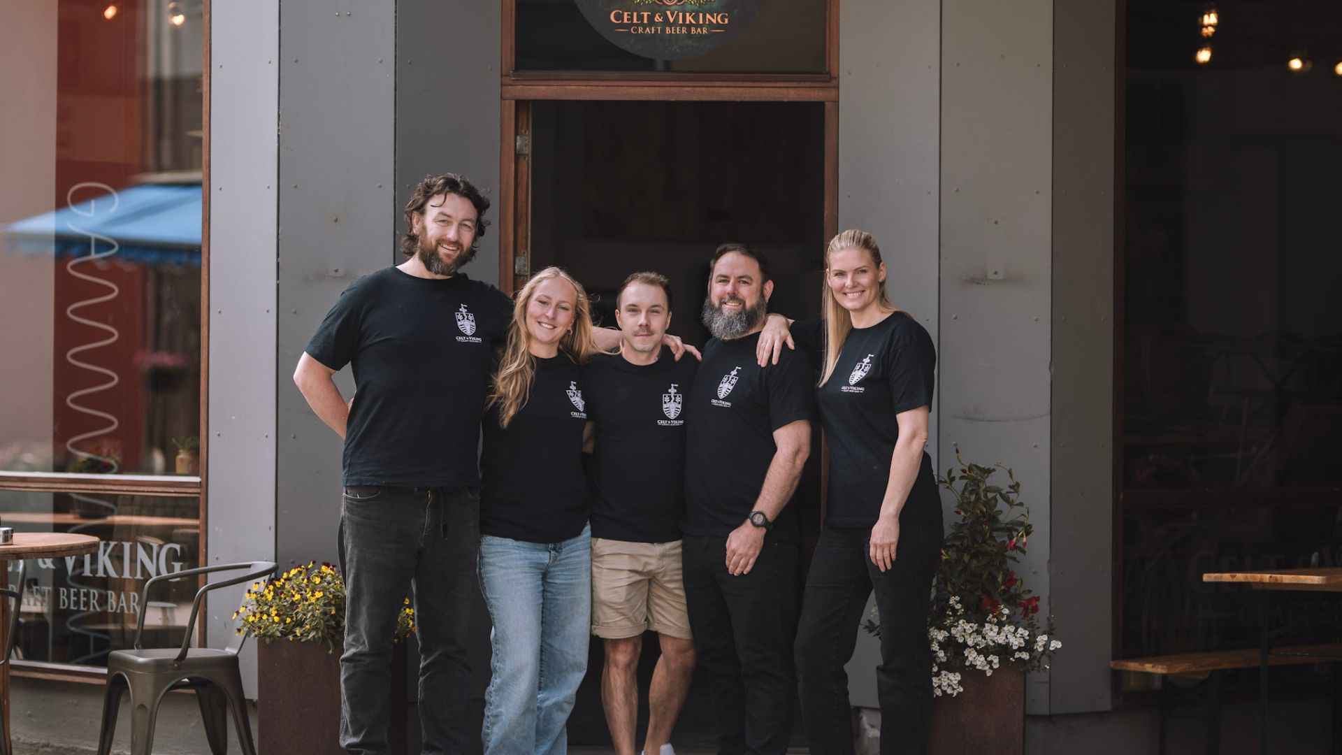 Das Personal der Celt & Viking Craft Beer Bar in Vejle vor der Bar