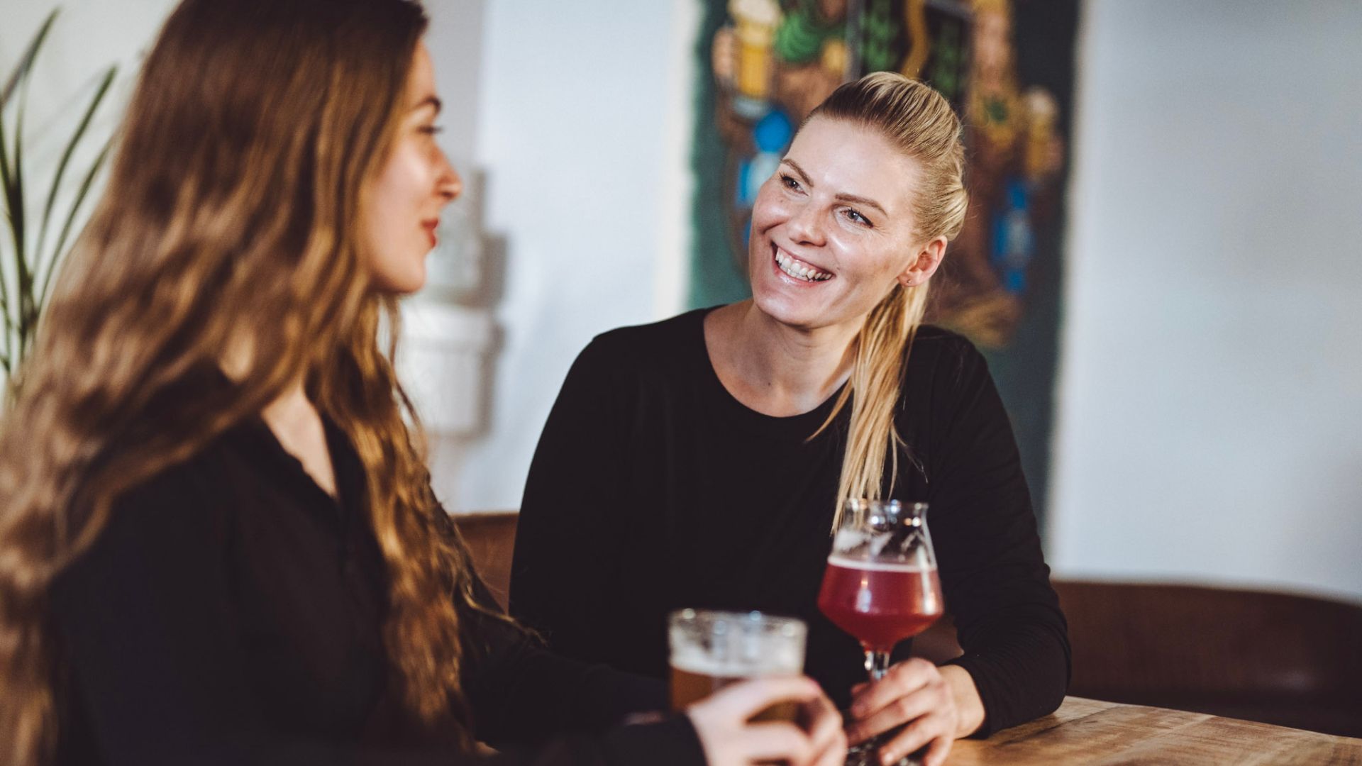 Zwei Frauen genießen ein Glas Bier in der Celt & Viking Craft Beer Bar in Vejle
