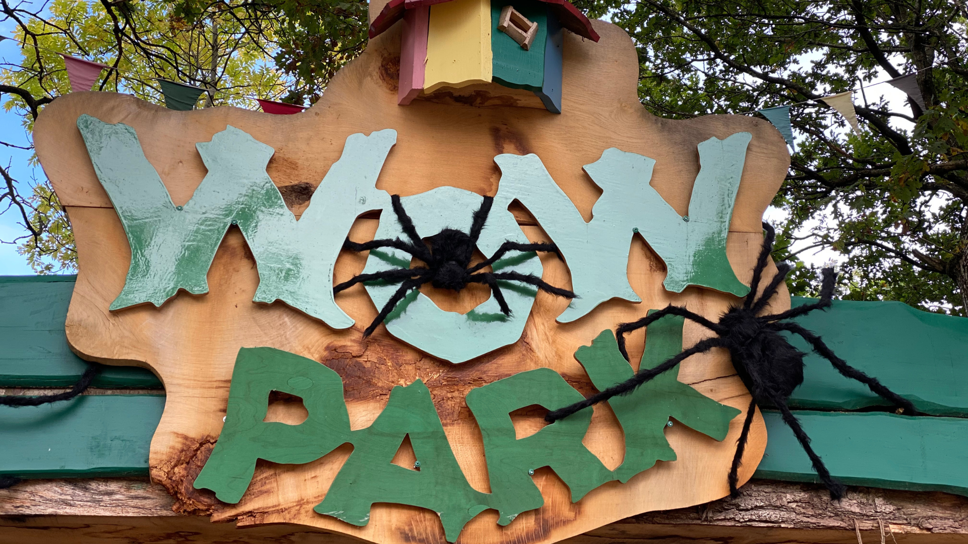 Edderkopper på WOW PARKs indgangsskilt