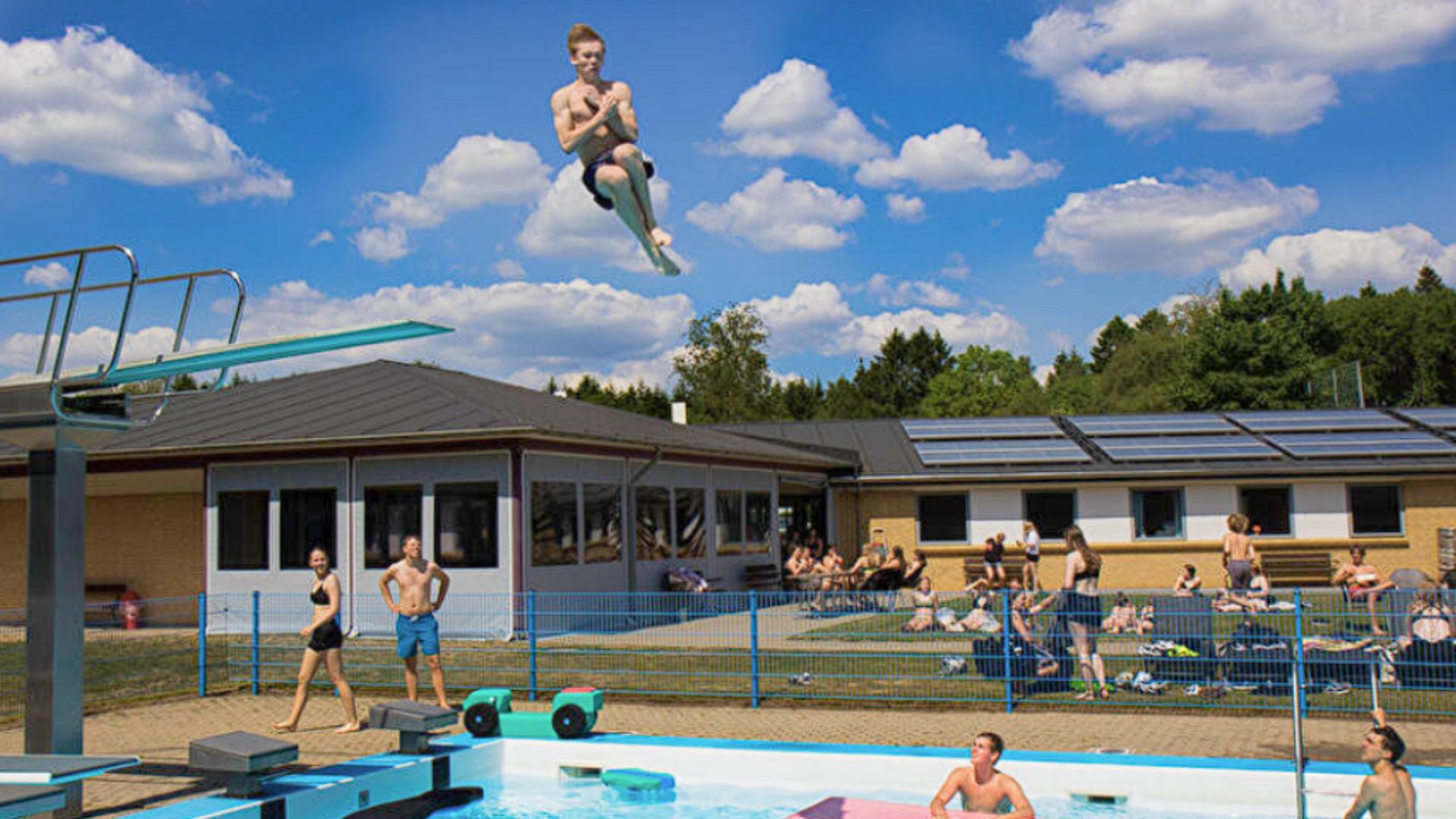 Badegæster i den opvarmede pool ved Give Camping