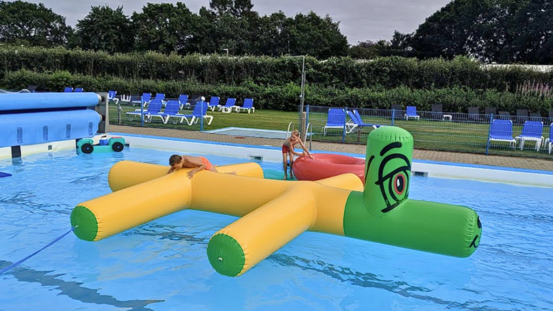 Børn leger i den opvarmede pool ved Give Camping