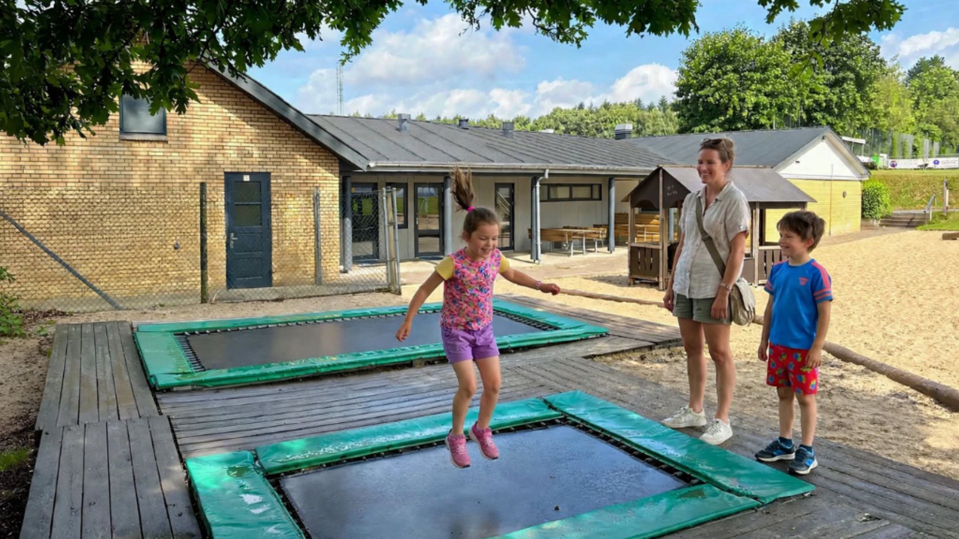 Børn hopper på trampolin hos Give Camping