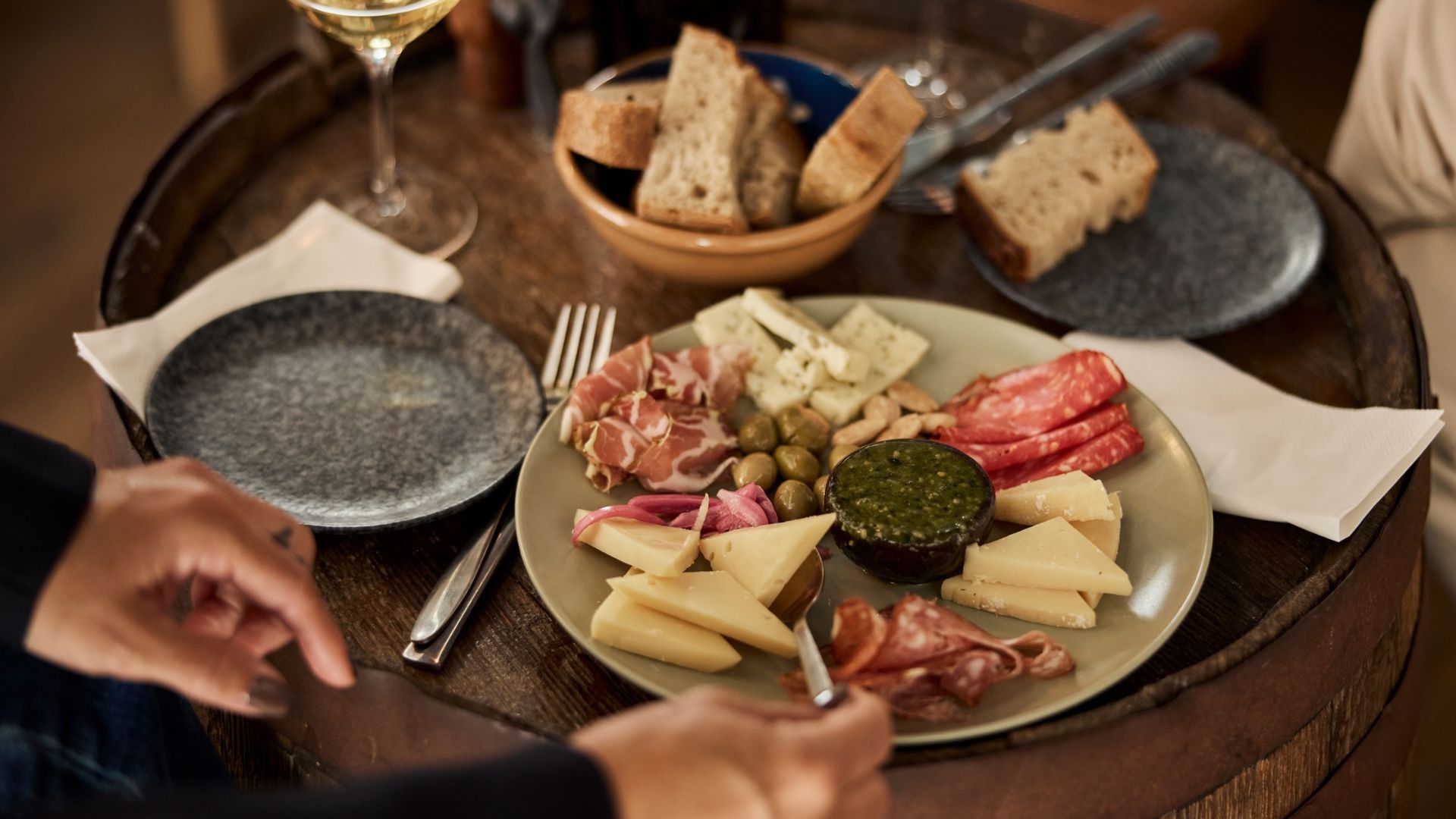 Tapas mit verschiedenen Käsesorten, Fleisch und Pesto in der Anduma Weinbar in Vejle